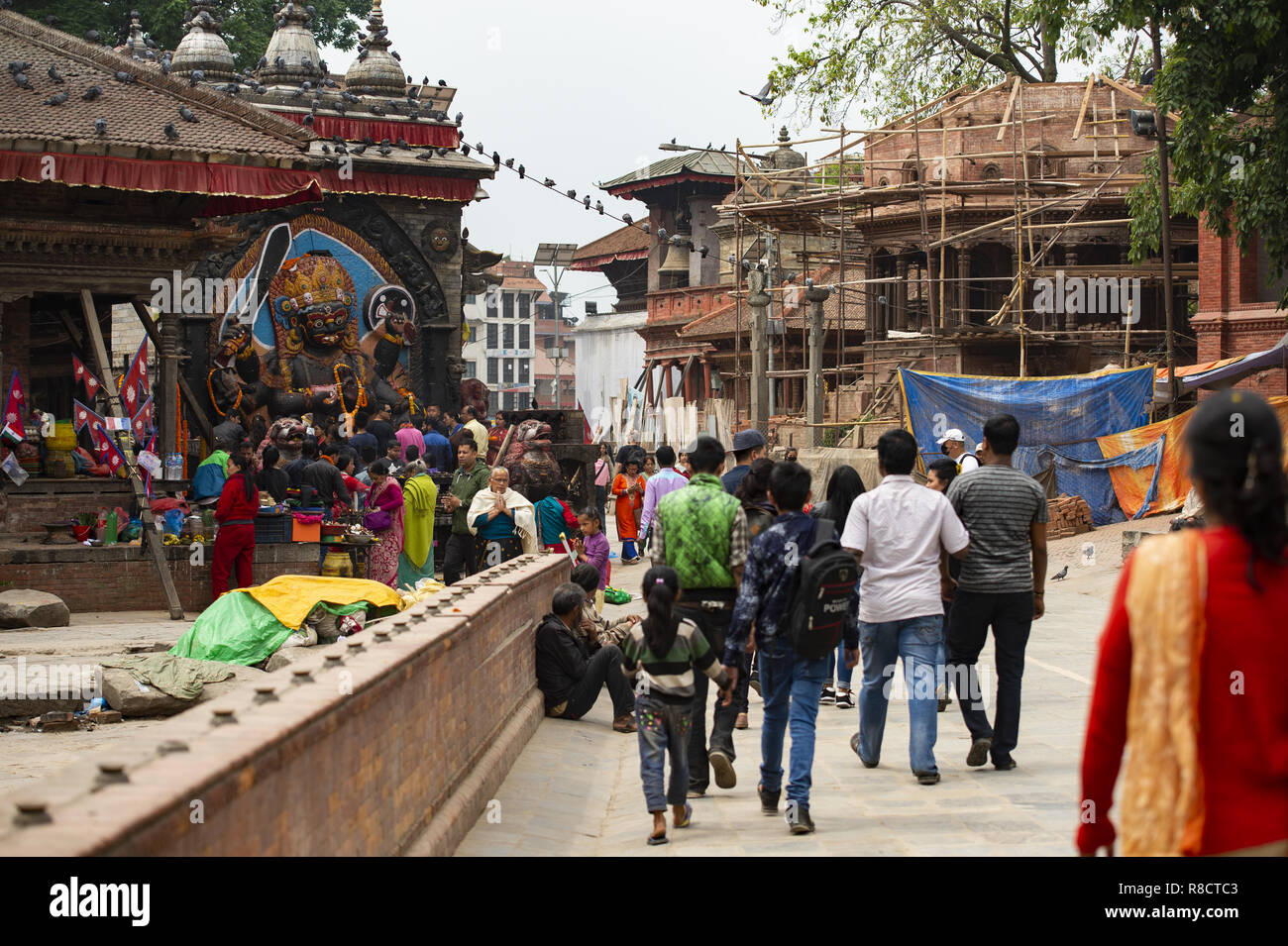 Anhänger verehren Kal Bhairav in Kathmandu Durbar Square während der der Nepalesischen Neues Jahr 2073 Festival. Stockfoto
