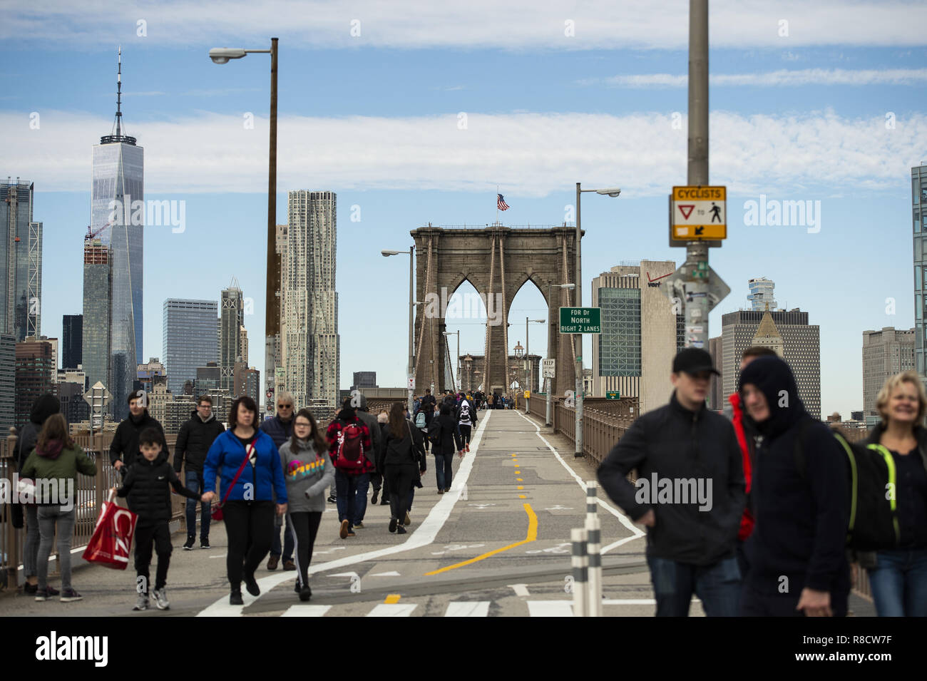 Touristen zu Fuß an der berühmten Brooklyn Bridge in Manhattan, New York, United States. Stockfoto