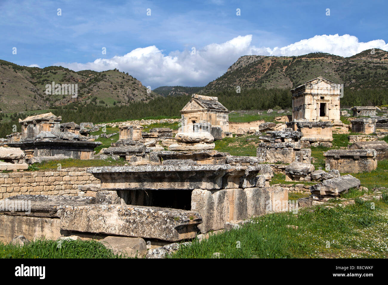 Nekropole von der antiken Stadt Hierapolis in der Türkei bis zu den Sarkophag. Stockfoto