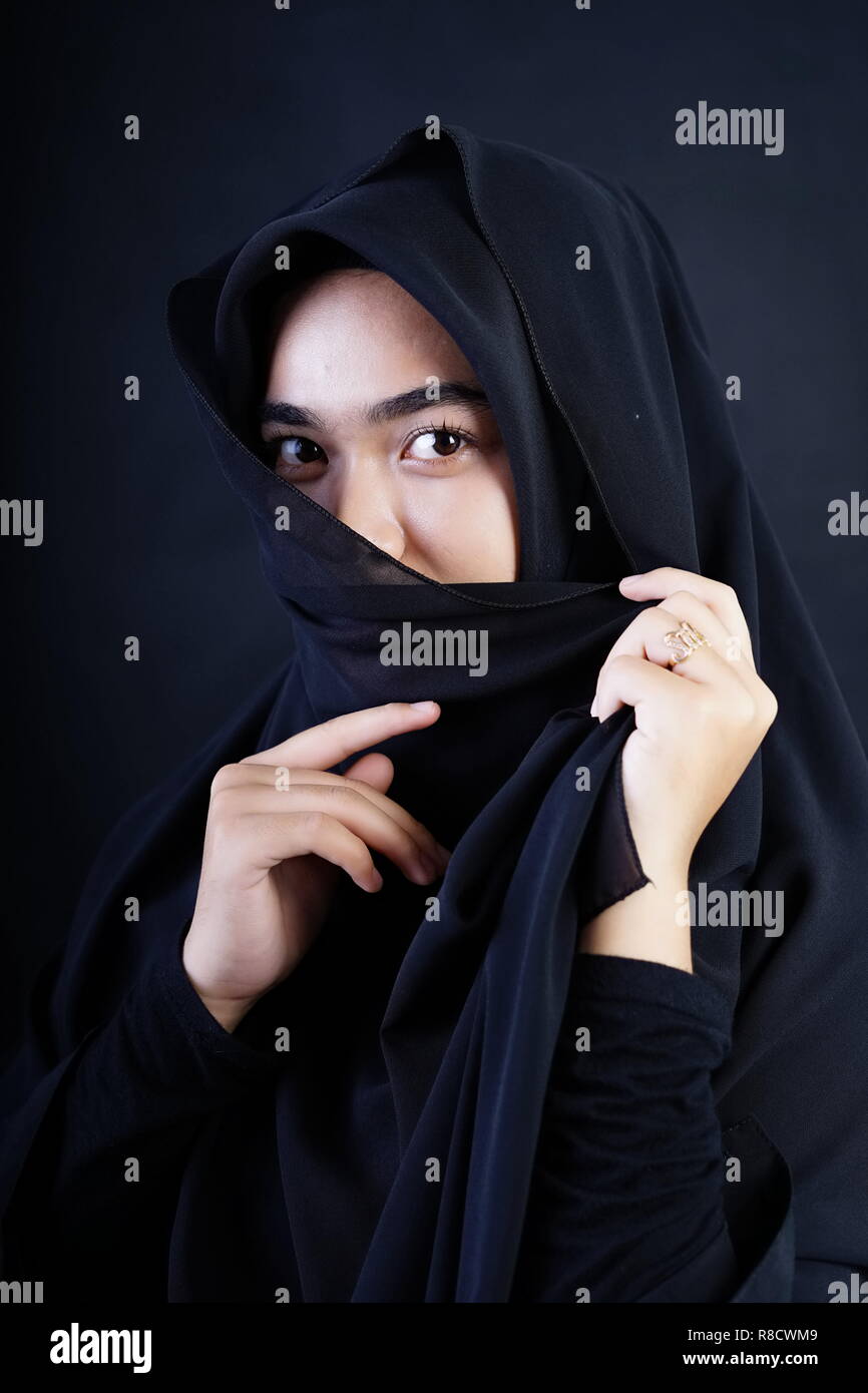 Schöne muslimische Frau das Tragen einer Burka Stockfoto