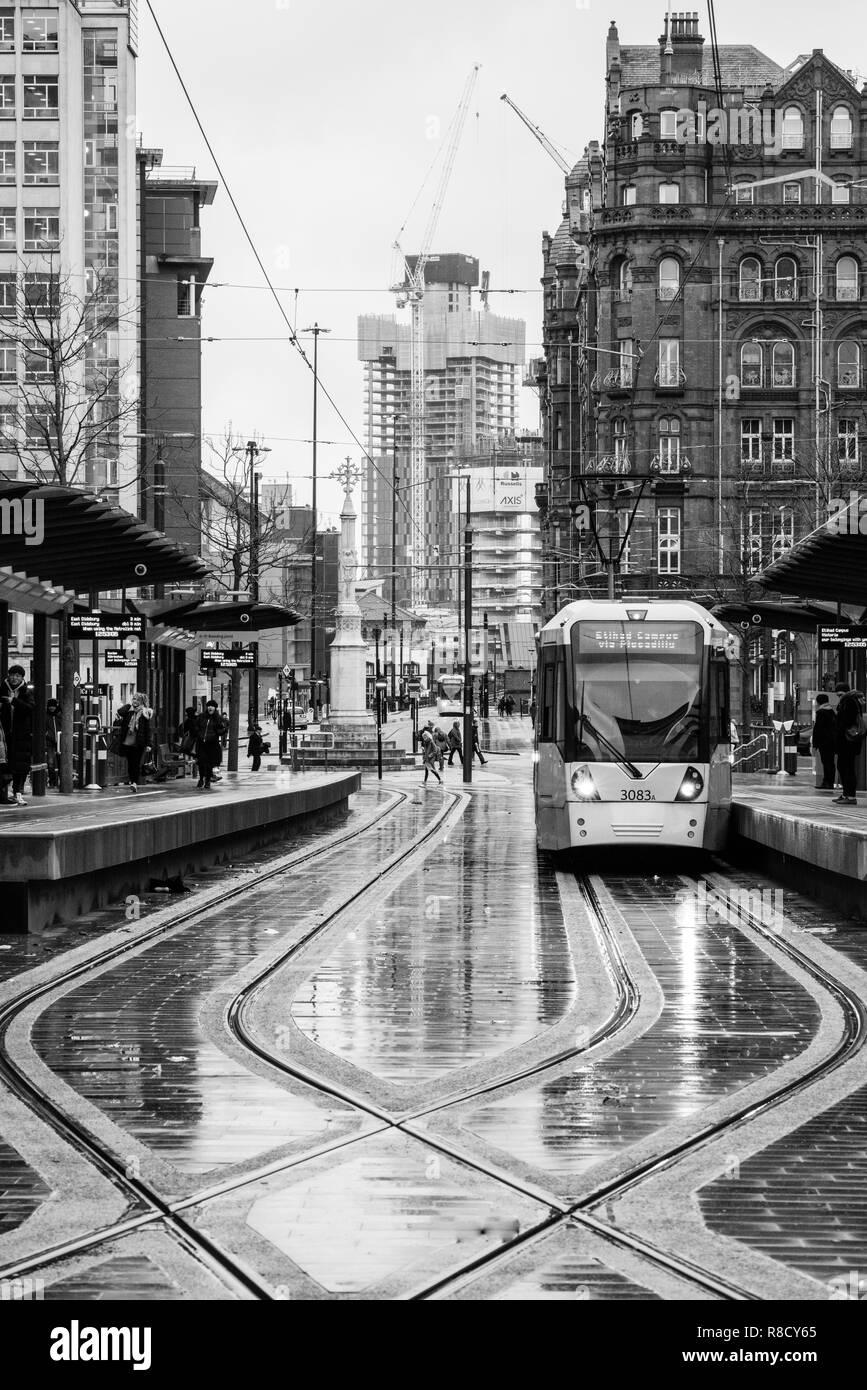 Schwarze und Weiße stimmungsvolles Bild von der Straßenbahn auf der St. Peter's Square Manchester UK Stockfoto