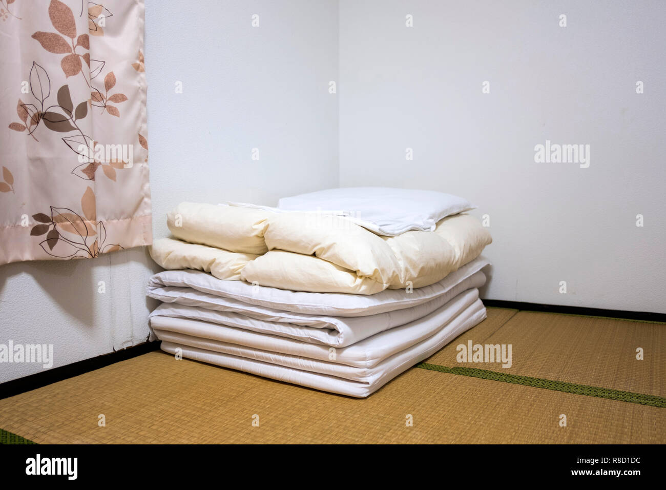 Traditionelle japanische Schlafzimmer mit Tatami Matten und Futon Stockfoto