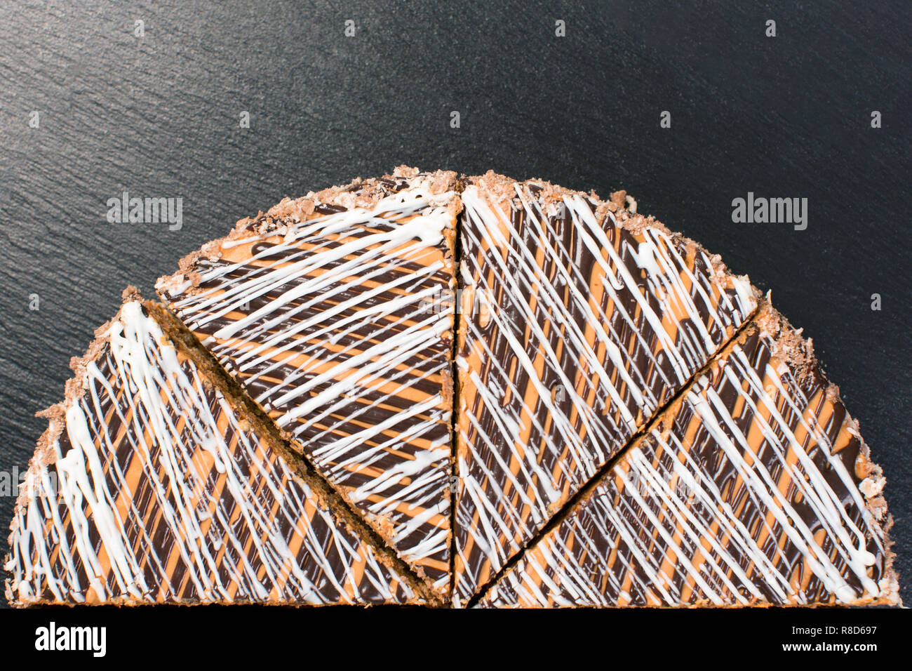 Die Hälfte der leckeren Kuchen auf einem schwarzen Hintergrund. Stockfoto
