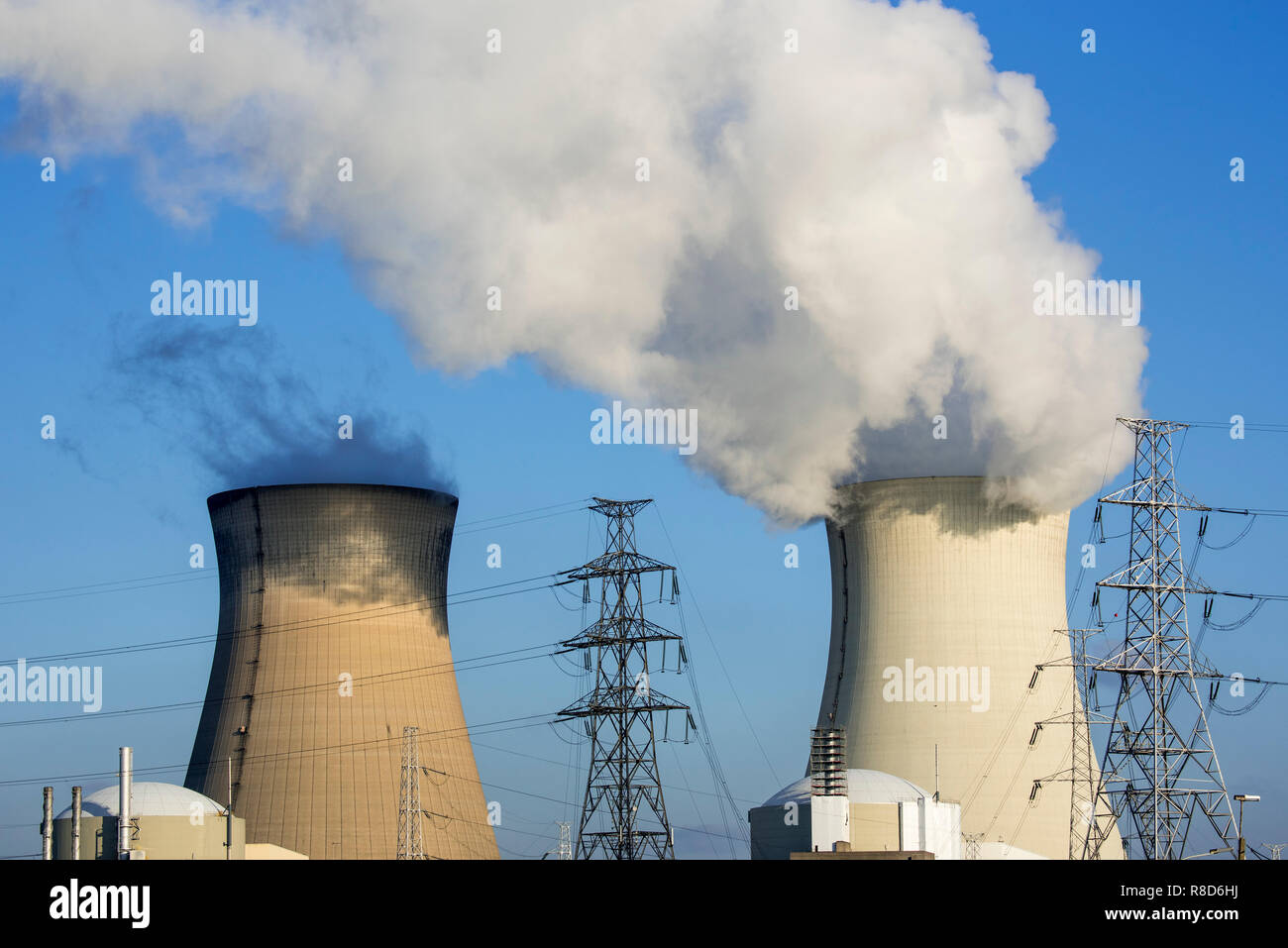 Hochspannung Strommasten/Getriebe Türme und Dampf/Dampf aus Kühltürmen von Atomkraftwerk/Kernkraftwerk Stockfoto