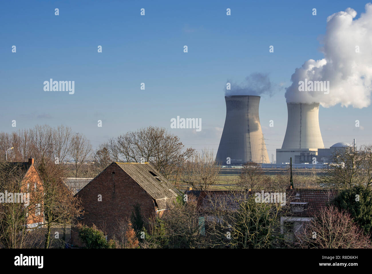 Häuser in der Nähe der Doel Atomkraftwerk/Kernkraftwerk in der Antwerpener Hafen, Flandern, Belgien Stockfoto