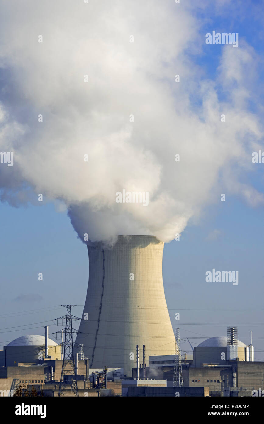 Kühlturm der Doel Atomkraftwerk/Kernkraftwerk in der Antwerpener Hafen, Flandern, Belgien Stockfoto