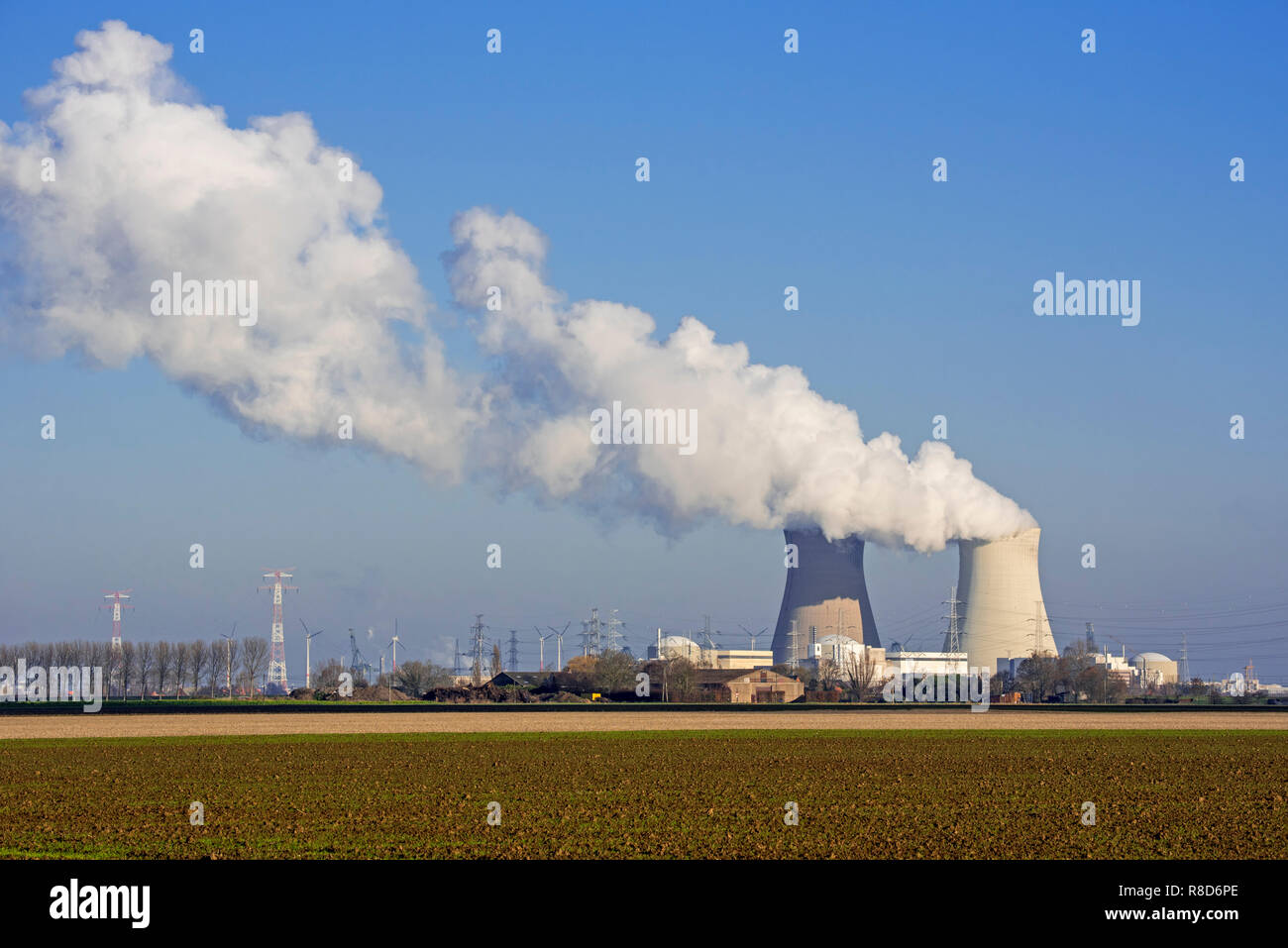 Kühltürme des Doel Atomkraftwerk/Kernkraftwerk in der Antwerpener Hafen, Flandern, Belgien Stockfoto