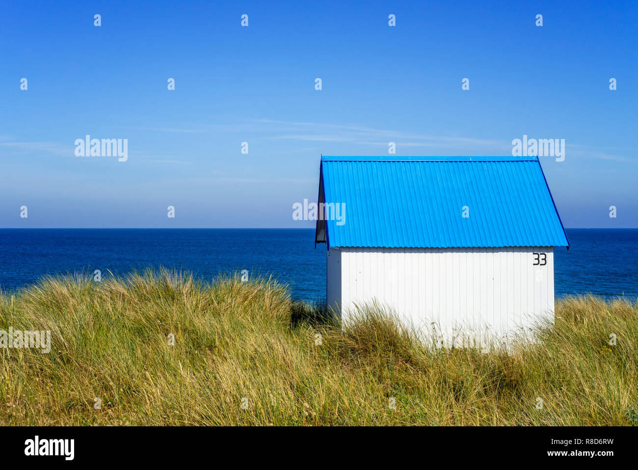 Holz- Strandkabine mit blauem Dach in den Dünen bei Gouville-sur-Mer, Languedoc-Roussillon, Frankreich Stockfoto