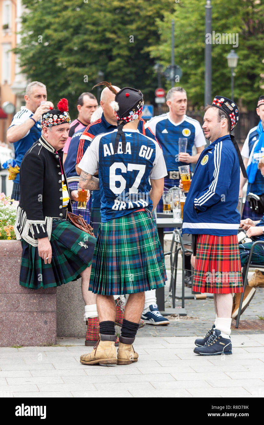 Gruppe Männer mittleren Alters, Schottland Fußball-Fans in Nationale Kleidung trinken Bier auf der Straße in Vilnius, Litauen Stockfoto