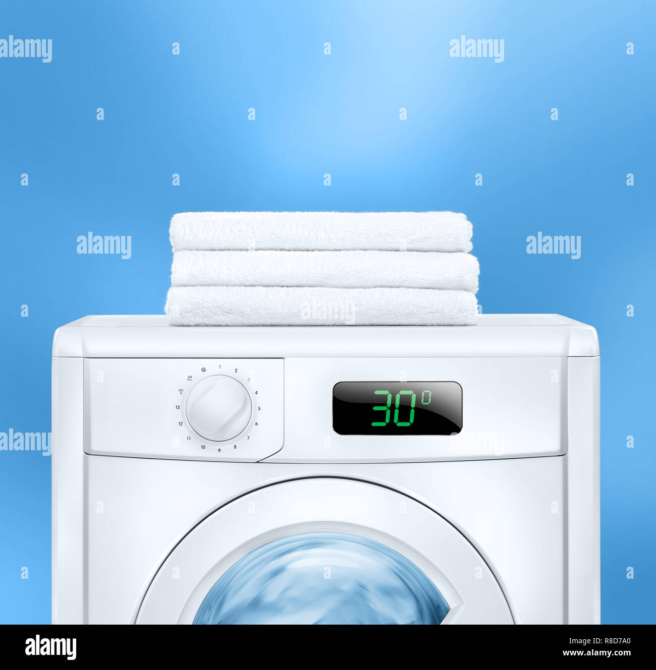 Isoliert weißer washng Maschine und Handtücher auf blauem Hintergrund Stockfoto Isoliert weißer washng Maschine und Handtücher auf blauem Hintergrund Stockfoto