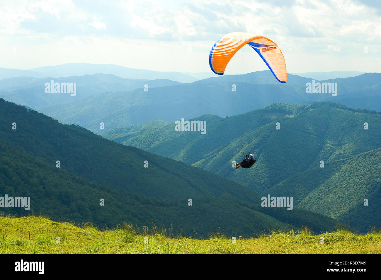 Extreme Sport Foto, Gleitschirm fliegen tief über der Oberseite des grünen Berge der Karpaten Stockfoto