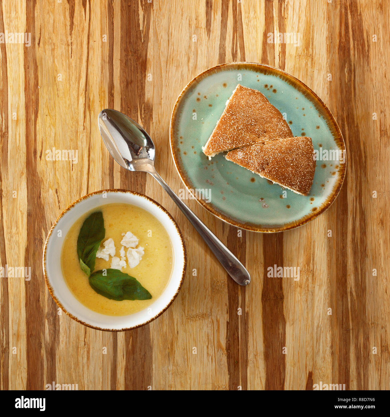 Marokkanisches Essen, Käse Suppe Teller mit Basilikum eingerichtet, auf einer Platte mit dunklem Brot, auf einen hölzernen Tisch und Platz für Text kopieren Stockfoto