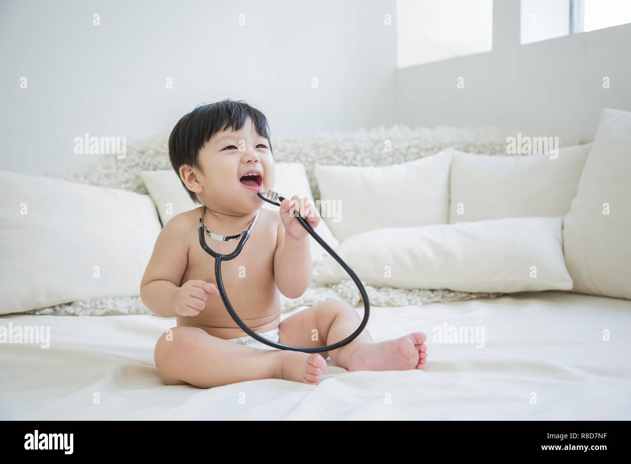 Wenig zwei süße Babys Foto. Baby Windel tragen in Weiß Schlafzimmer. 274 Stockfoto