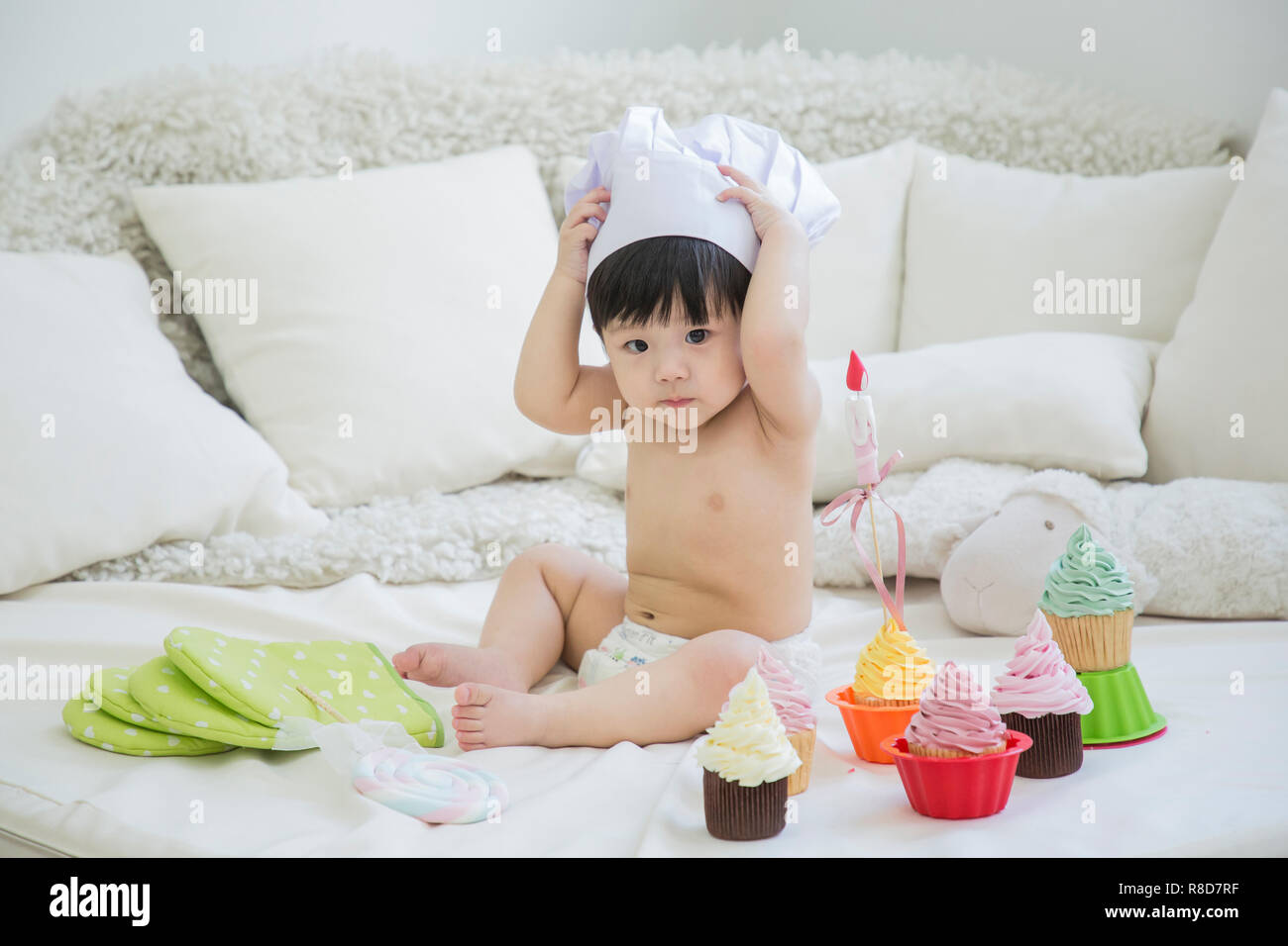 Wenig zwei süße Babys Foto. Baby Windel tragen in Weiß Schlafzimmer. 265 Stockfoto
