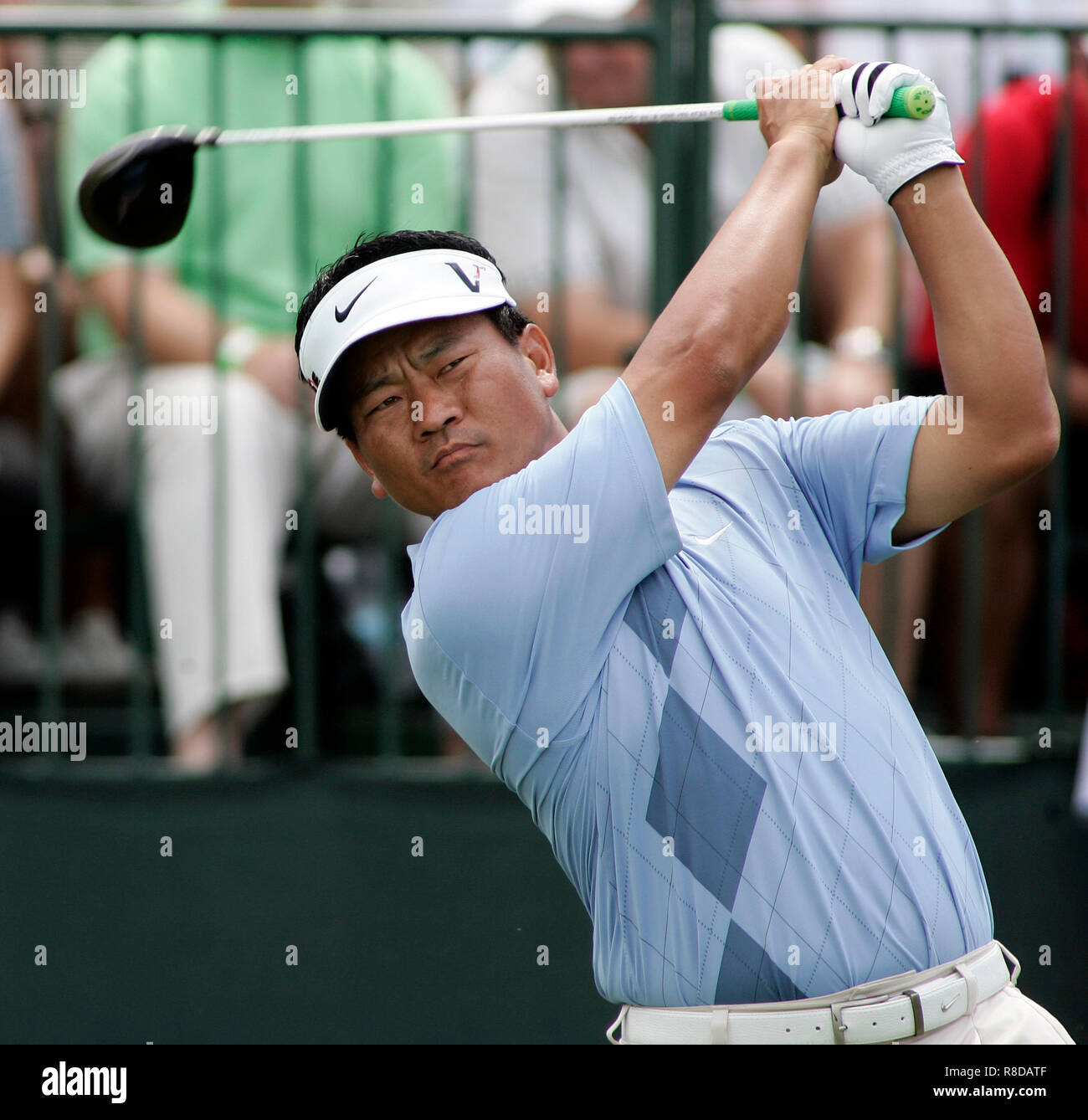 KJ Choi von Südkorea zweigt weg auf der ersten Bohrung rund zwei der Weltgolf-Meisterschaften - Ca Championship in Doral Country Club in Doral, Florida am 13. März 2009 zu starten. Stockfoto