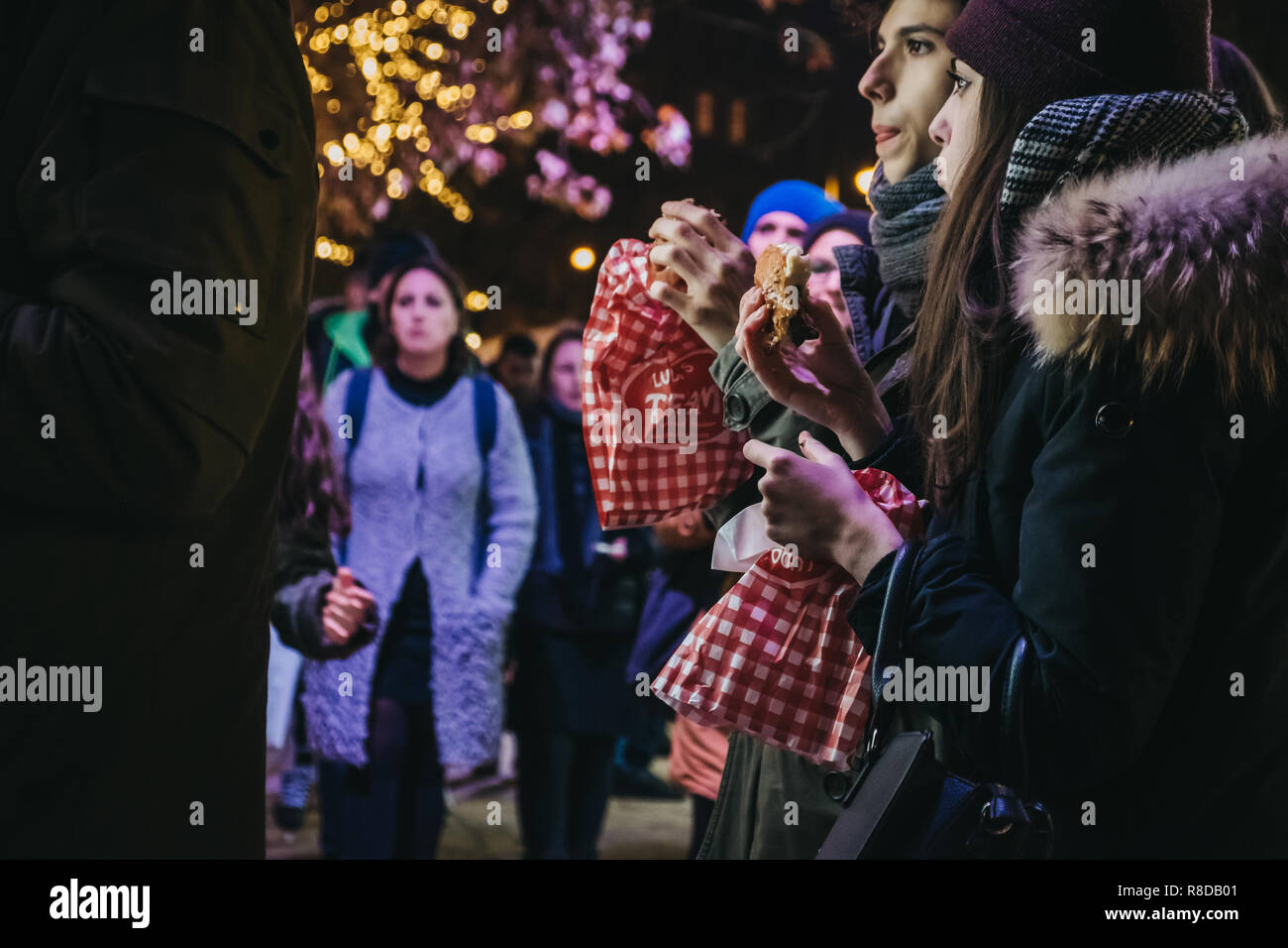 Wien, Österreich - 24 November, 2018: Junge Menschen donuts Essen an Weihnachten Welt am Rathausplatz, traditionelle Weihnachtsmarkt in Wien mit über 1 Stockfoto