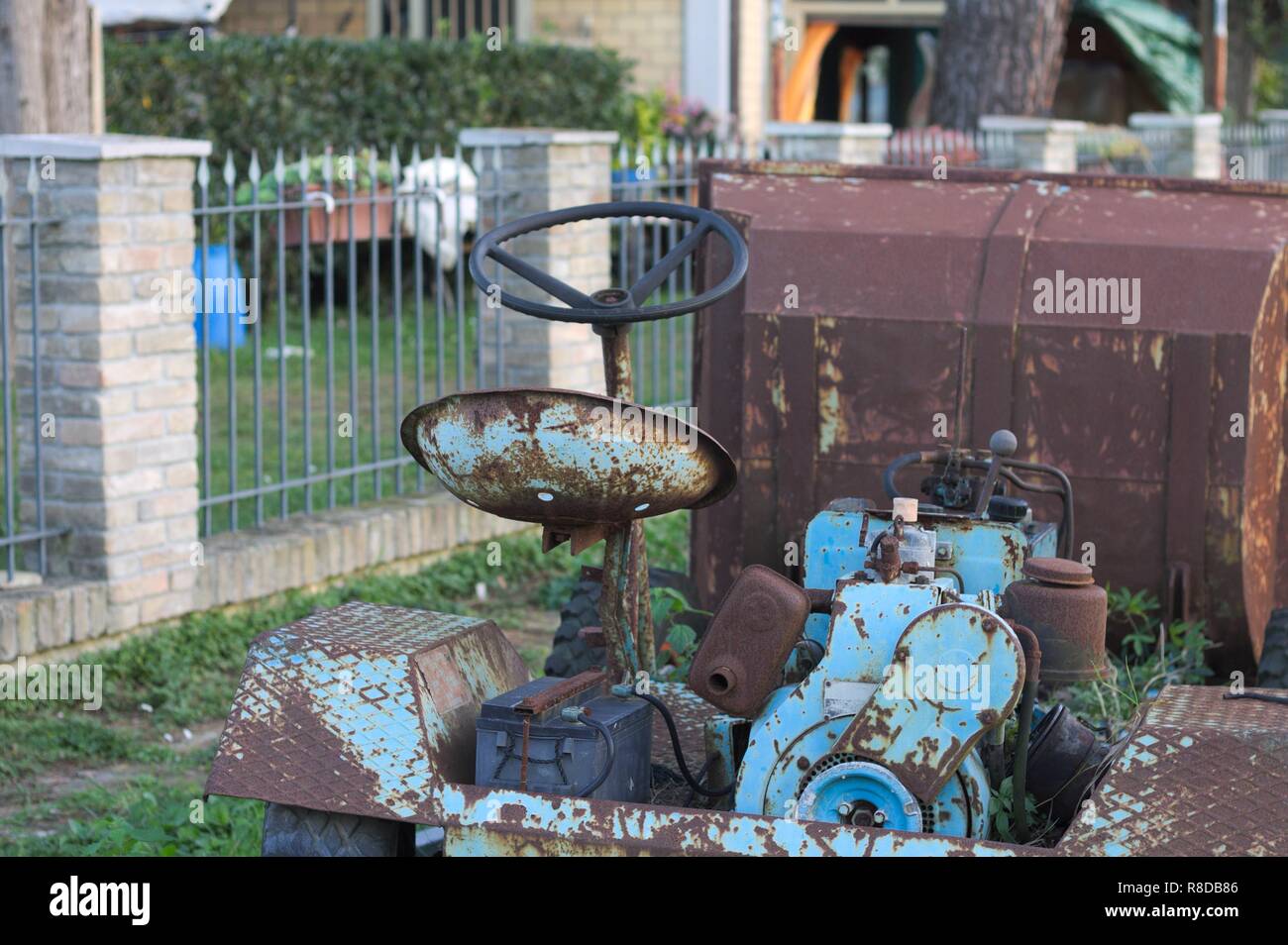 Alter Bauernhof Traktor im Garten (Pesaro, Italien) Stockfoto