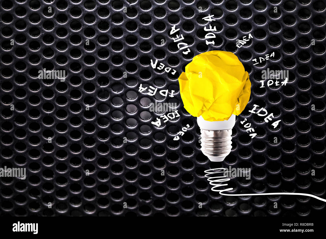 Zerknittertes Papier gelb Glühbirne mit Beschriftung Idee auf dunklen  grauen Kreis mesh Pattern Stockfotografie - Alamy