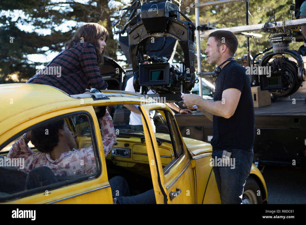 Nach rechts: Jorge Lendeborg jr., Hailee Steinfeld und Regisseur Travis Ritter hinter die Kulissen am Set von HUMMEL, von Paramount Pictures Links. Foto: Paramount Pictures/Hollywood Archiv Stockfoto
