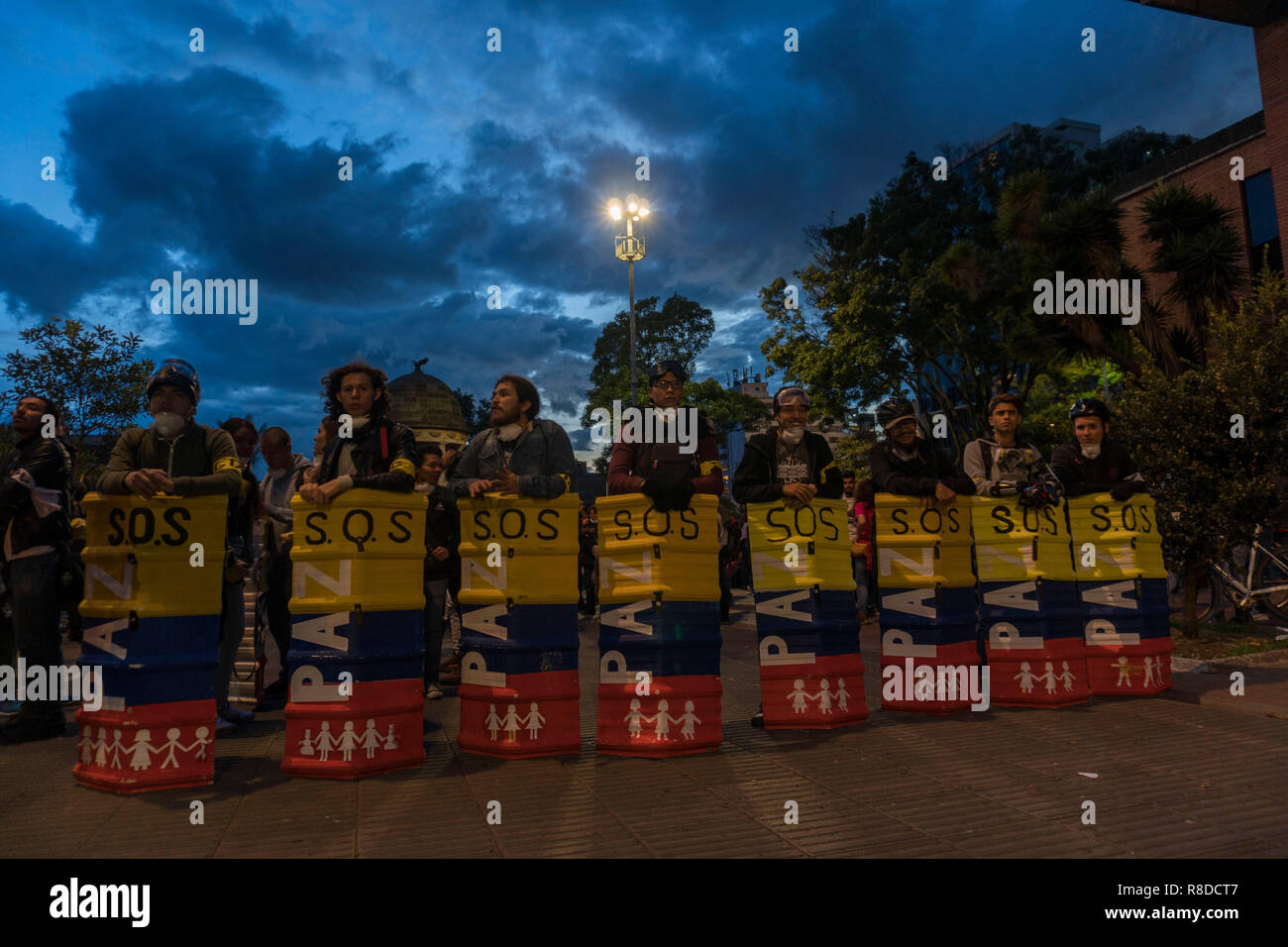 Einige Leute halten sie ein Plakat, auf dem Marsch von Studenten an diesem Donnerstag in Bogota, die voraussichtlich die letzte Manifestation dieses Jahr zu sein, in Stockfoto