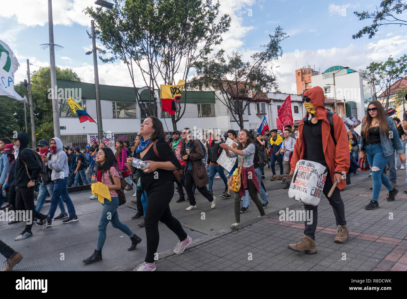 Einige Leute Protest auf den März der Studenten an diesem Donnerstag in Bogota, die voraussichtlich die letzte Manifestation dieses Jahr zu sein, insistin Stockfoto