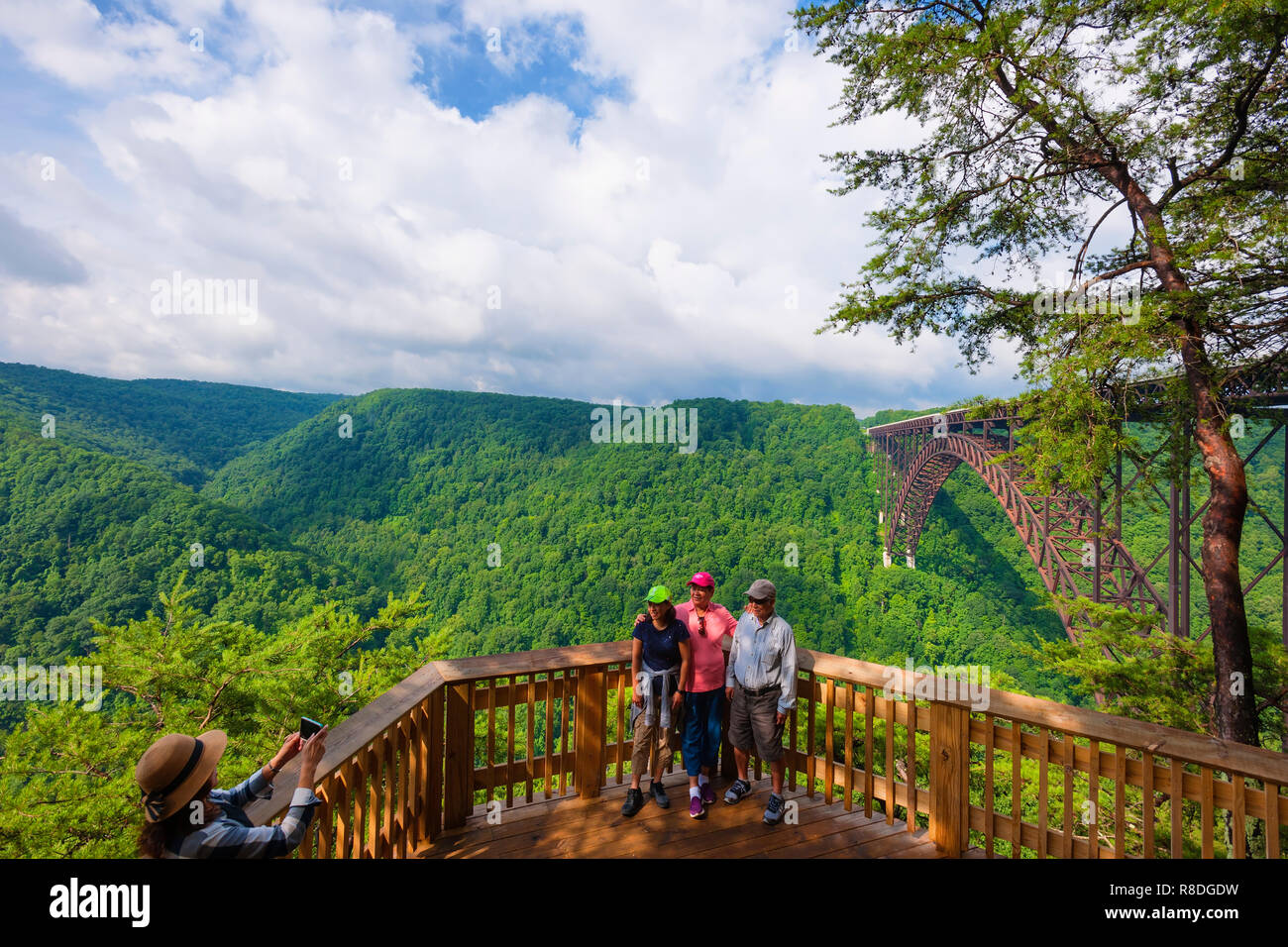 Touristische pose für Handy Kamera auf die Aussichtsplattform mit Blick auf die New River Gorge und die New River Gorge Bridge in New River National Park. Stockfoto