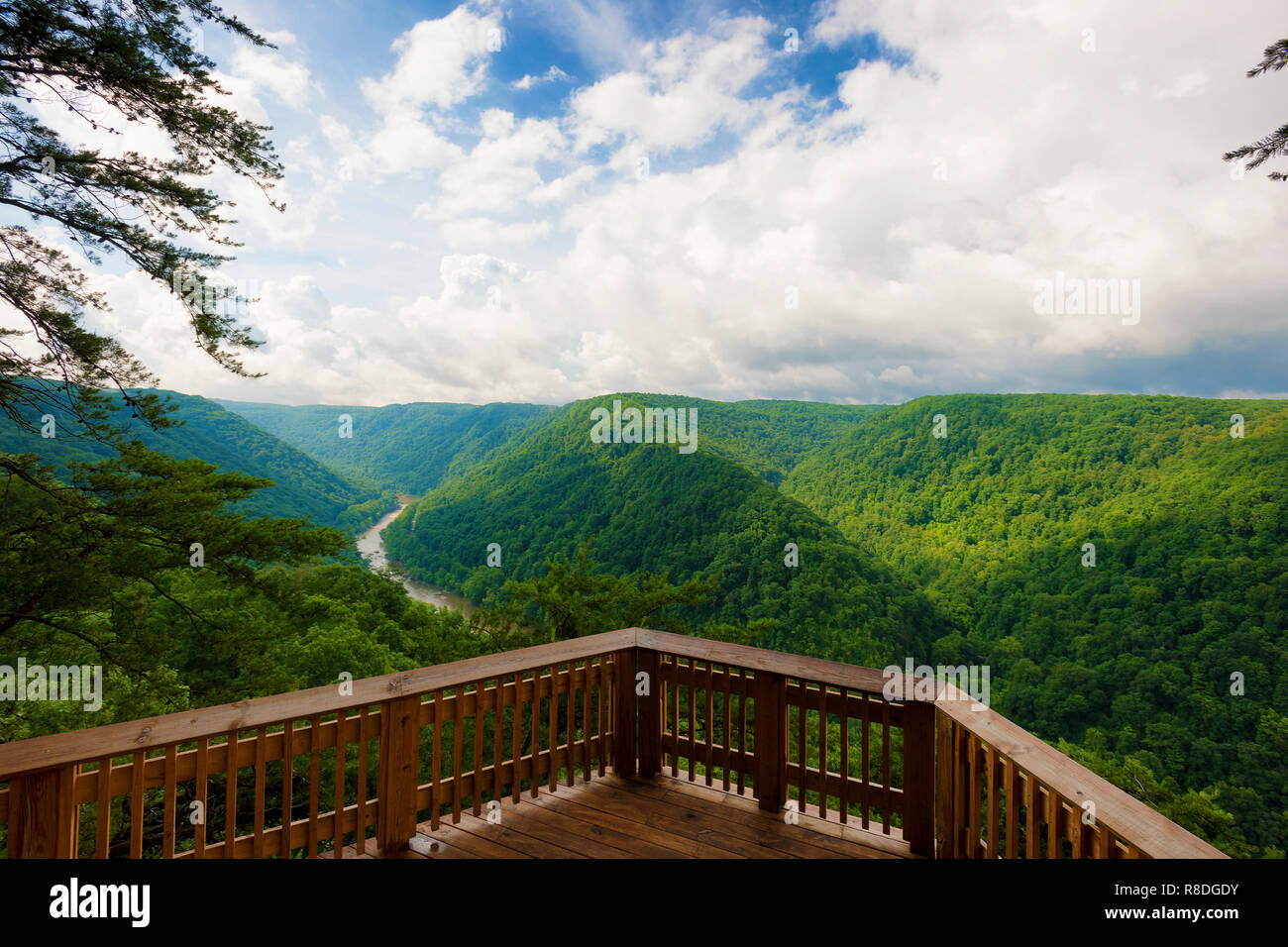Atemberaubende weiten Blick auf New River Gorge bei bewölktem Himmel aus dem Nationalpark Aussichtsplattform in West Virginia. Stockfoto