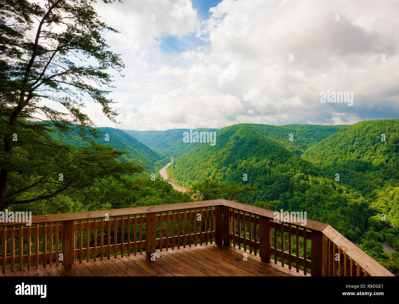 Atemberaubende weiten Blick auf New River Gorge bei bewölktem Himmel aus dem Nationalpark Aussichtsplattform in West Virginia. Stockfoto