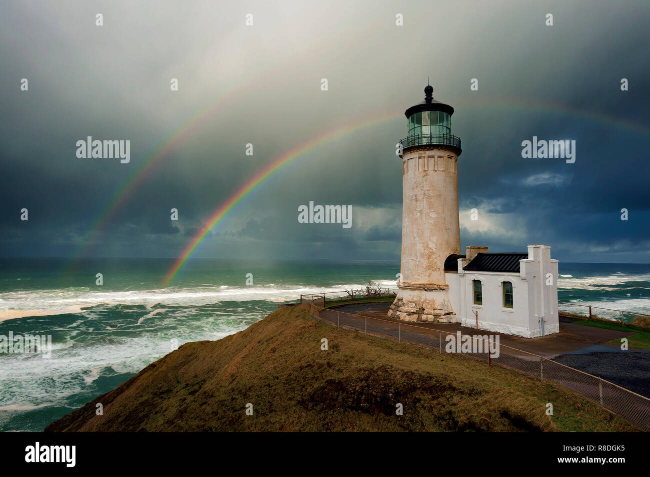 Double Rainbow steht in der stürmischen regnerischen Himmel über North Head Leuchtturm an der Mündung des Columbia River und den Pazifischen Ozean in IIwaco, Wa Stockfoto