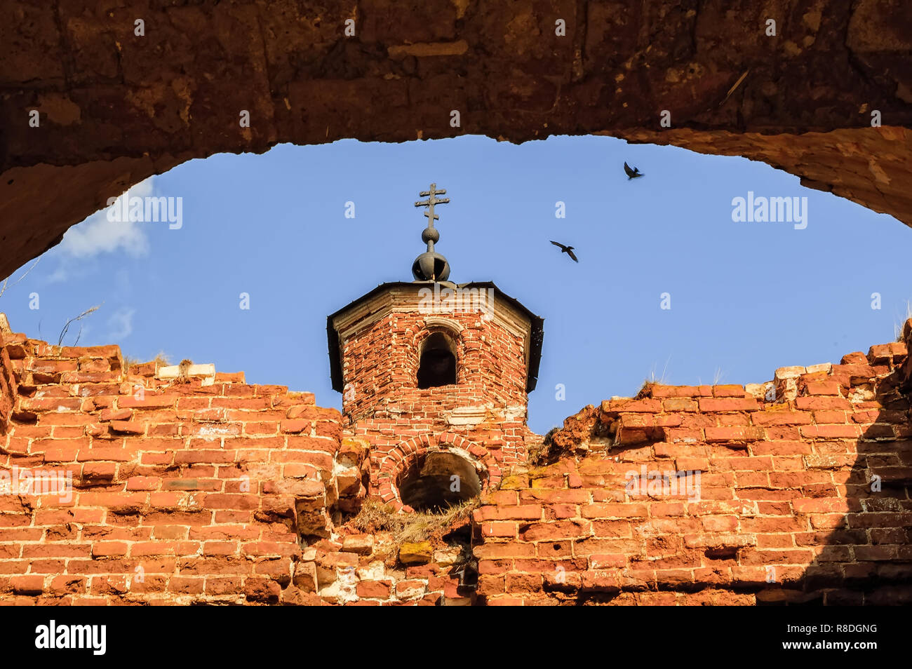Rybnikovskoye, Russland - 30 April 2006: Ruine der Kirche von tichwin Ikone der Mutter Gottes. Es ist im Jahre 1816 setzen Stockfoto