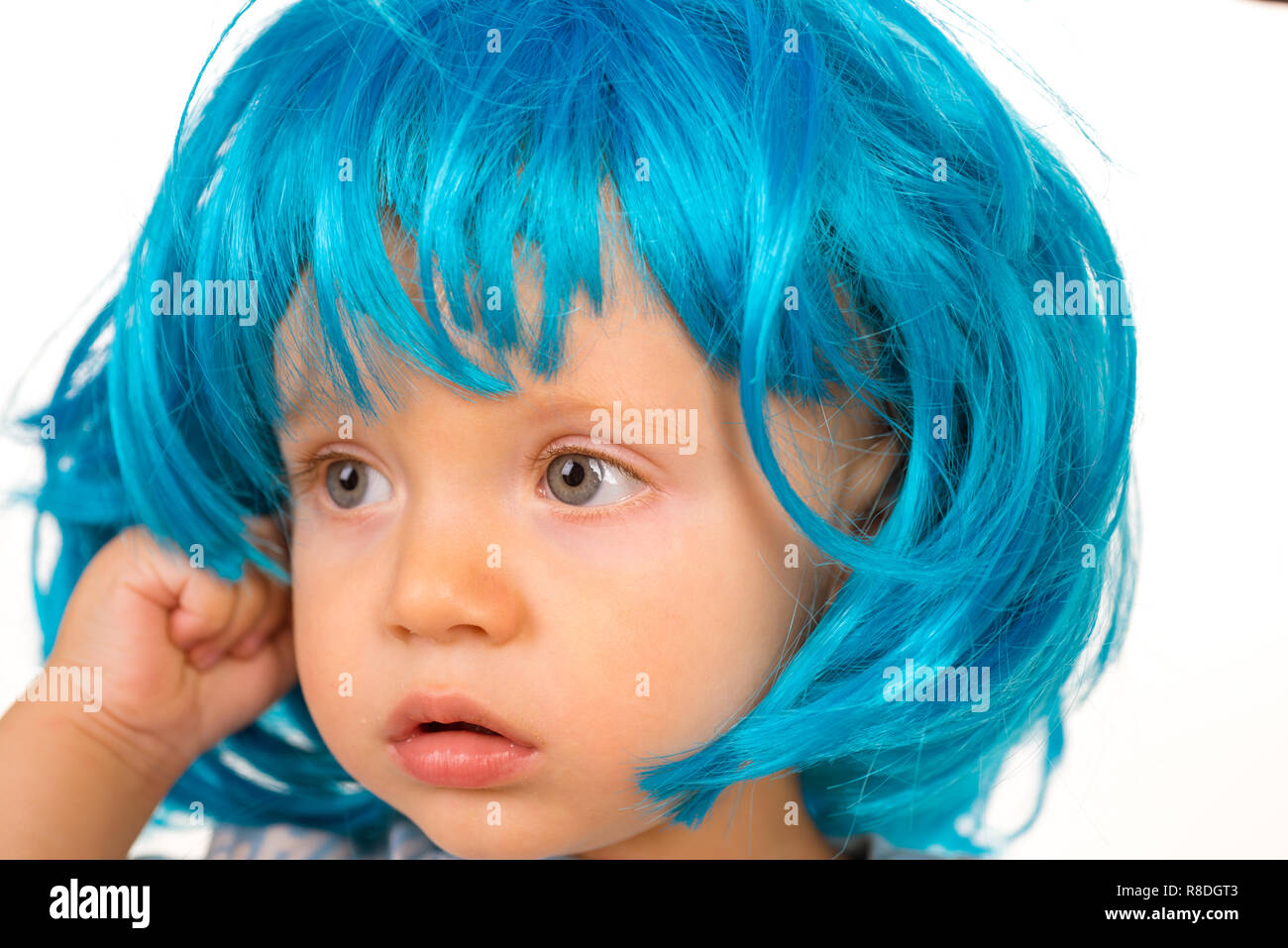 Funky style Schönheit. Cute Baby mit langen blauen Haare. Kleines Kind  tragen blaue Perücke Haar. Kleine Zicklein in ausgefallenen Perücke Frisur.  Adorable kleine Kind in Fashion Perücke. Schönheit aussehen Frisur für  Cosplay