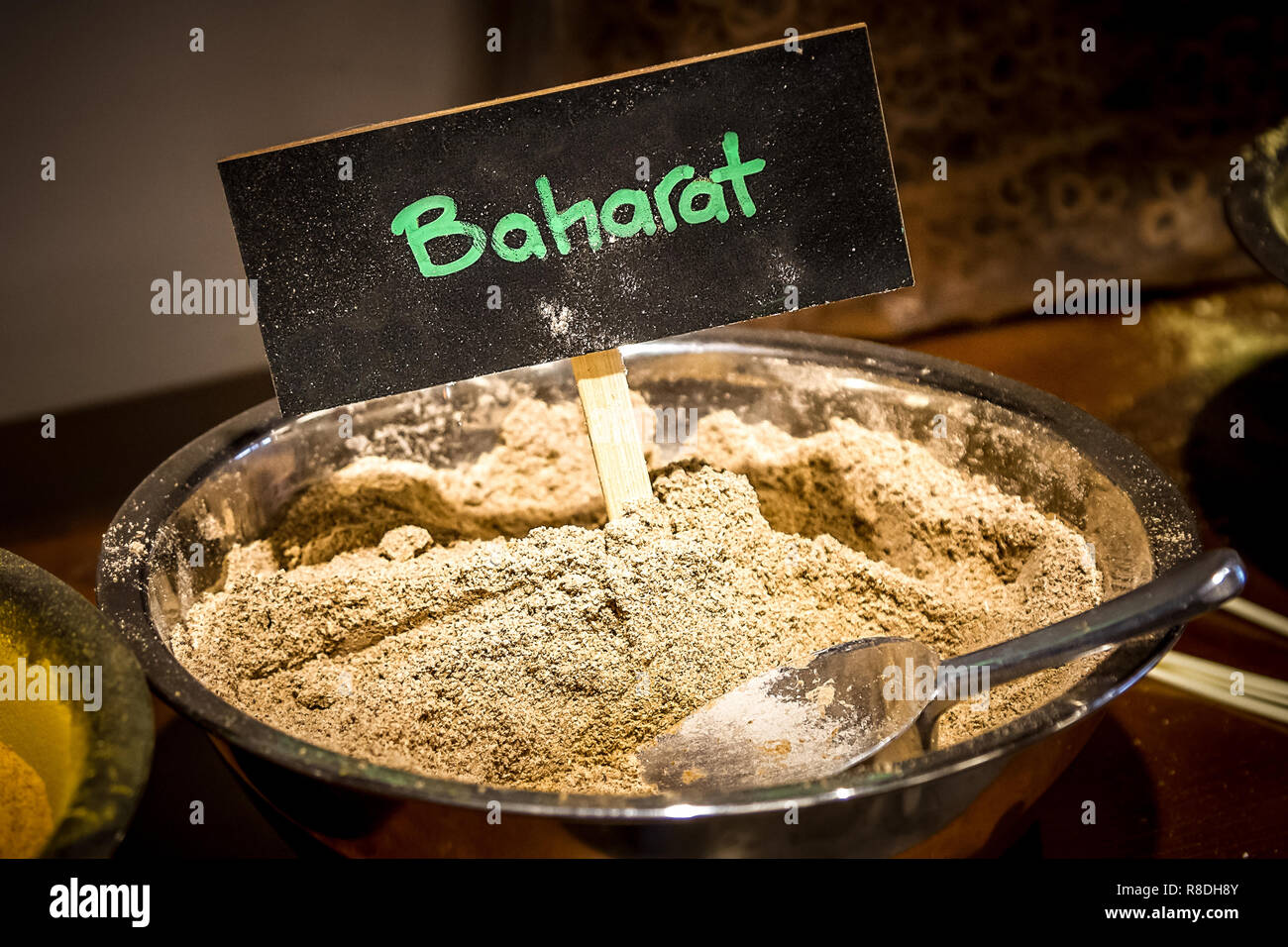 Baharat ist eine Arabische Gewürzmischung oder Mischung im Nahen Osten verwendet. Die Mischung aus fein gemahlenen Gewürzen ist oft zu Fleisch und Suppen verwendet und können verwendet werden. Stockfoto