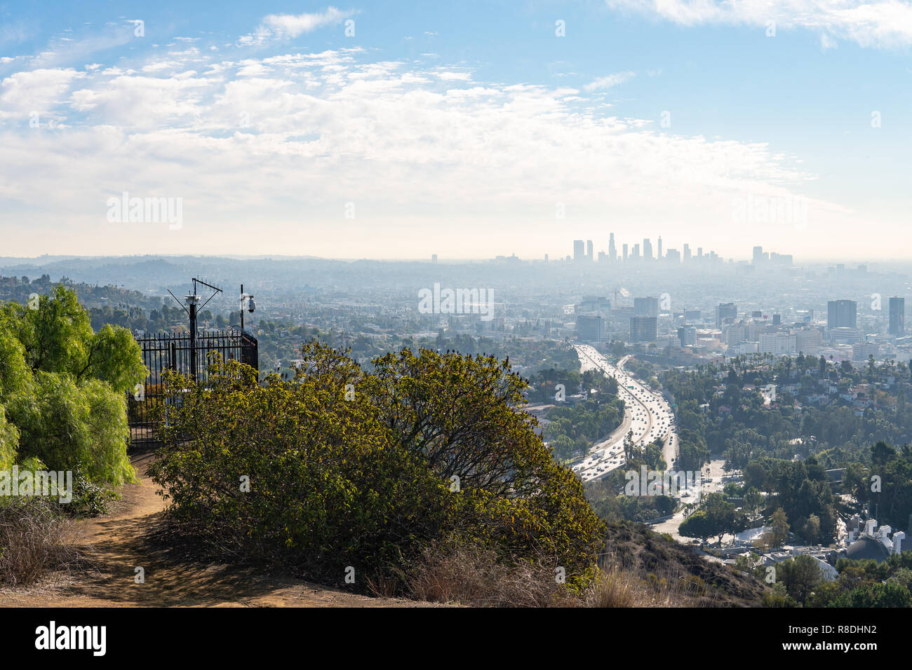 Anzeigen von Los Angeles durch die Hügel von Hollywood. Die Stadt LA. Hollywood Bowl. Warmen sonnigen Tag. Schöne Wolken im blauen Himmel. 101 Autobahn Verkehr. Stockfoto