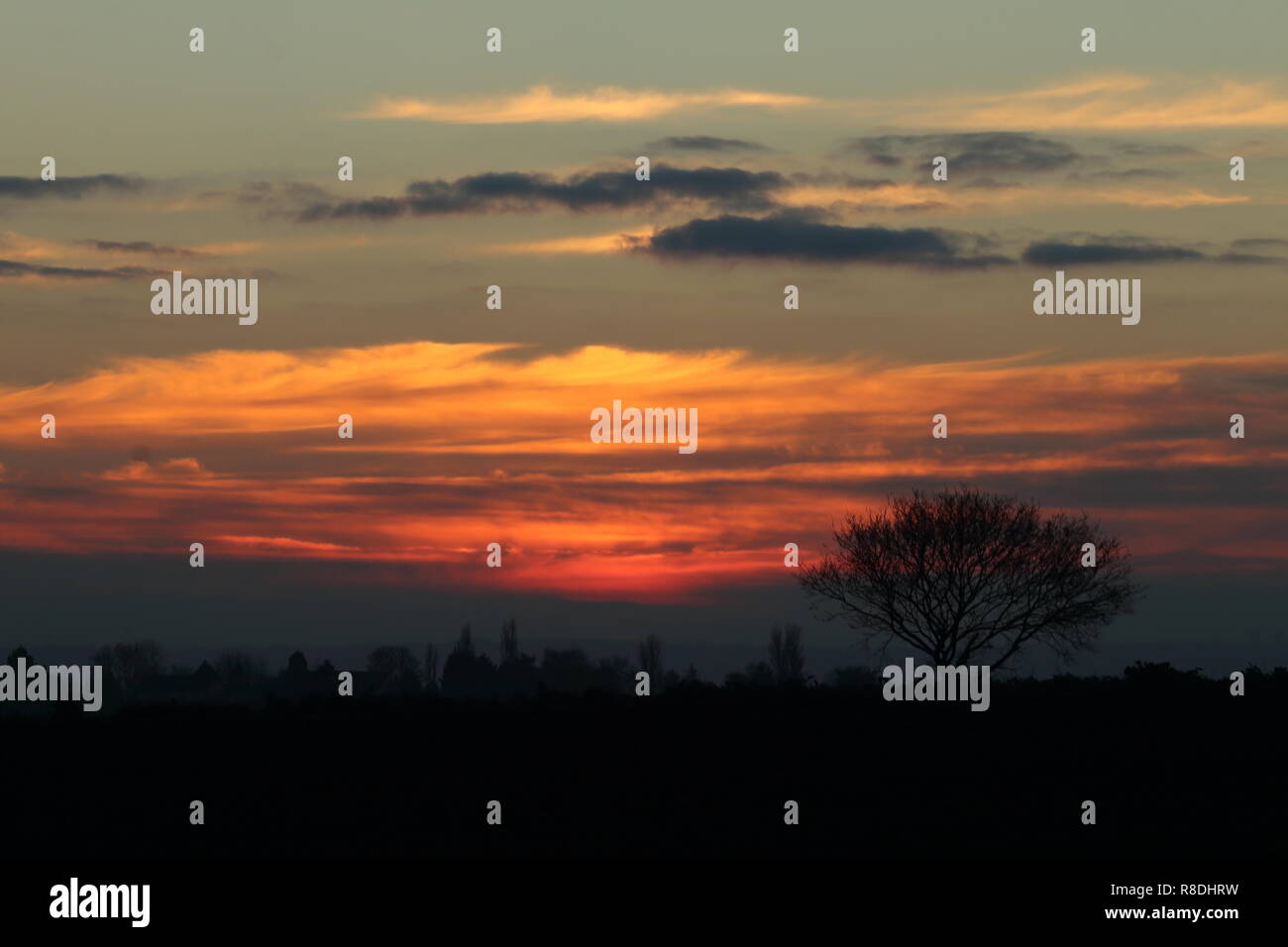 Dezember Sonnenuntergang über Land Stockfoto