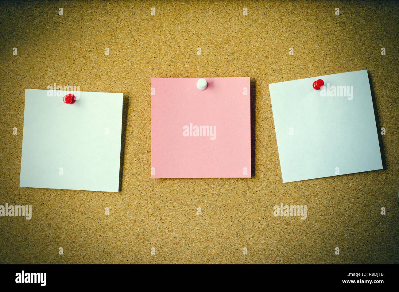 Leerer Hinweis Papiere auf einer Pinnwand Stockfoto