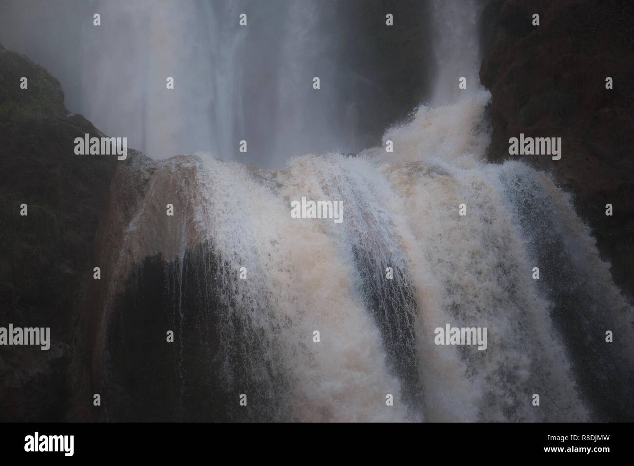 Nahaufnahme von heftig schäumenden Wasser stürzt die Kante einer dramatischen Wasserfall, die obere Hälfte ist im Hintergrund Stockfoto