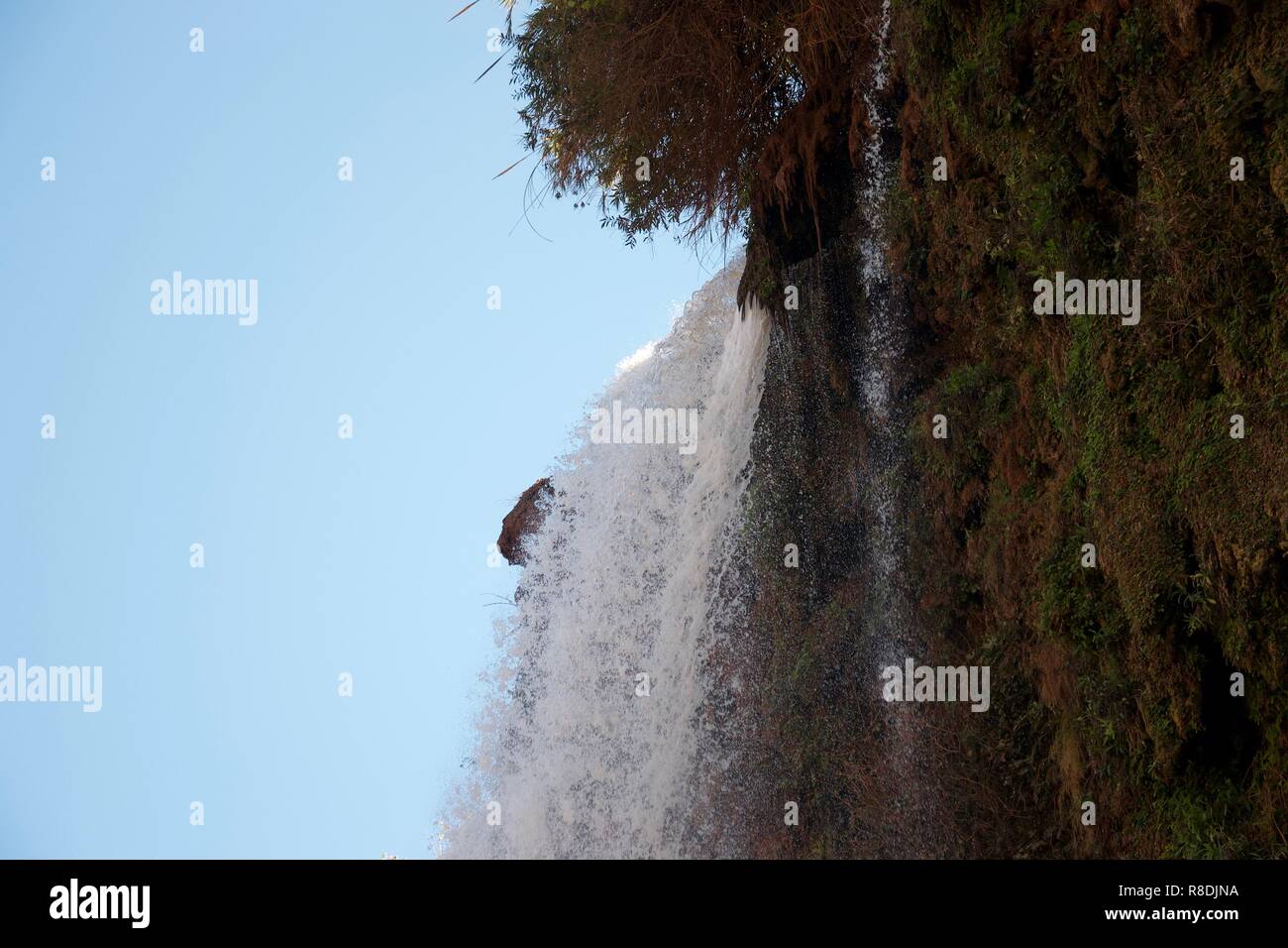 Scharfe Nahaufnahme von White Water-in klare, gerade Linien - ergießt sich über den Rand einer Klippe in einem Absinken, dramatische Wasserfall Stockfoto