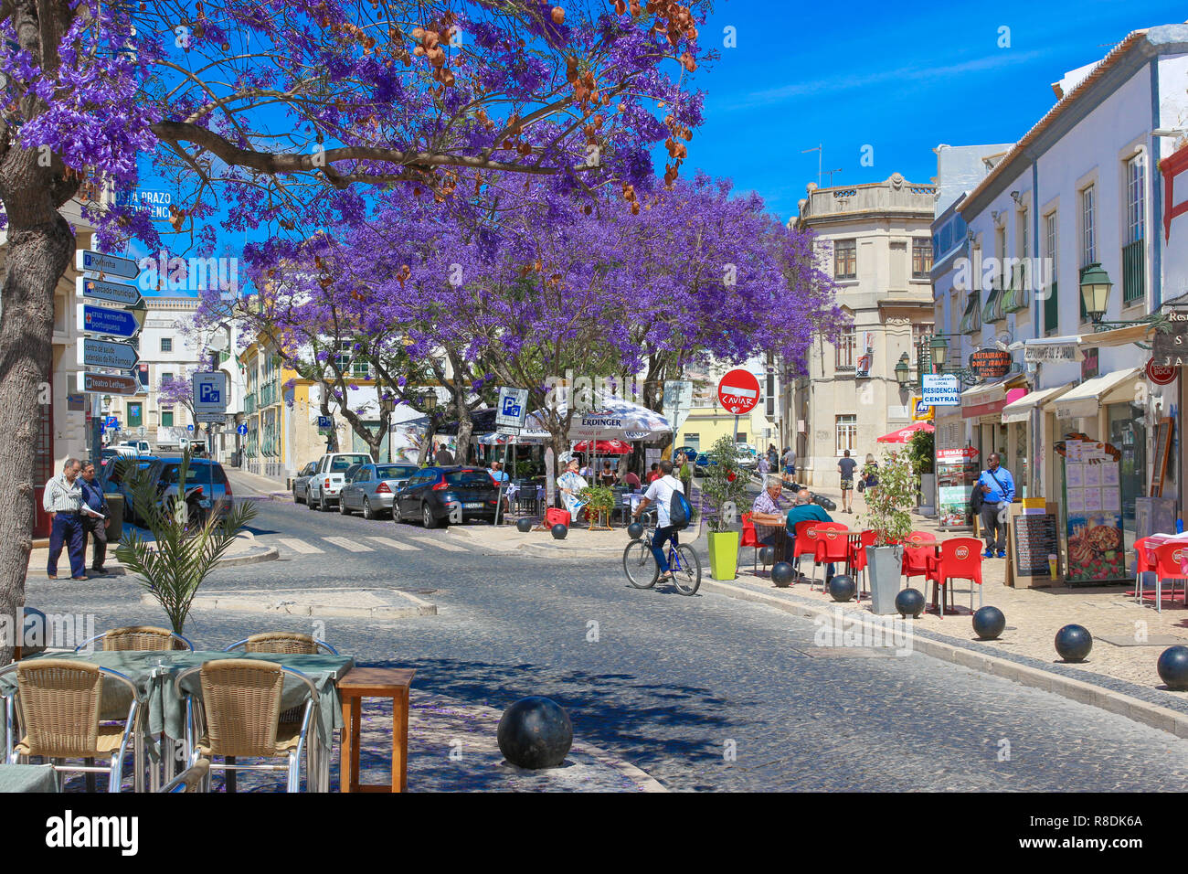 Ein Sommertag in Tavira, Algarve, Portugal. Schönen portugiesischen Stadt in hellen Sommer Sonne mit hellem Lila Blüten und traditionelle Architektur. Stockfoto