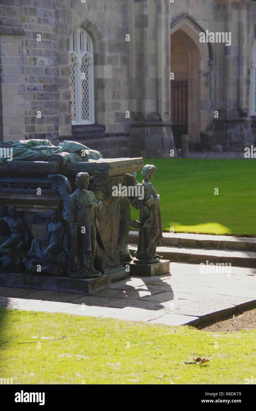 Kupfer Denkmal Grab von Bischof Elphinstone, Kings College. Universität von Aberdeen, Schottland, Großbritannien. Stockfoto