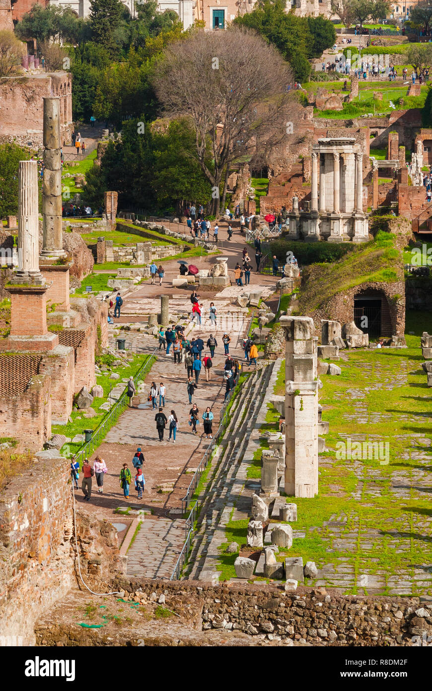 Sightseeing in Rom. Touristen besuchen das Forum Romanum antike Ruinen und wandern entlang der Via Sacra (heilige Straße) Stockfoto