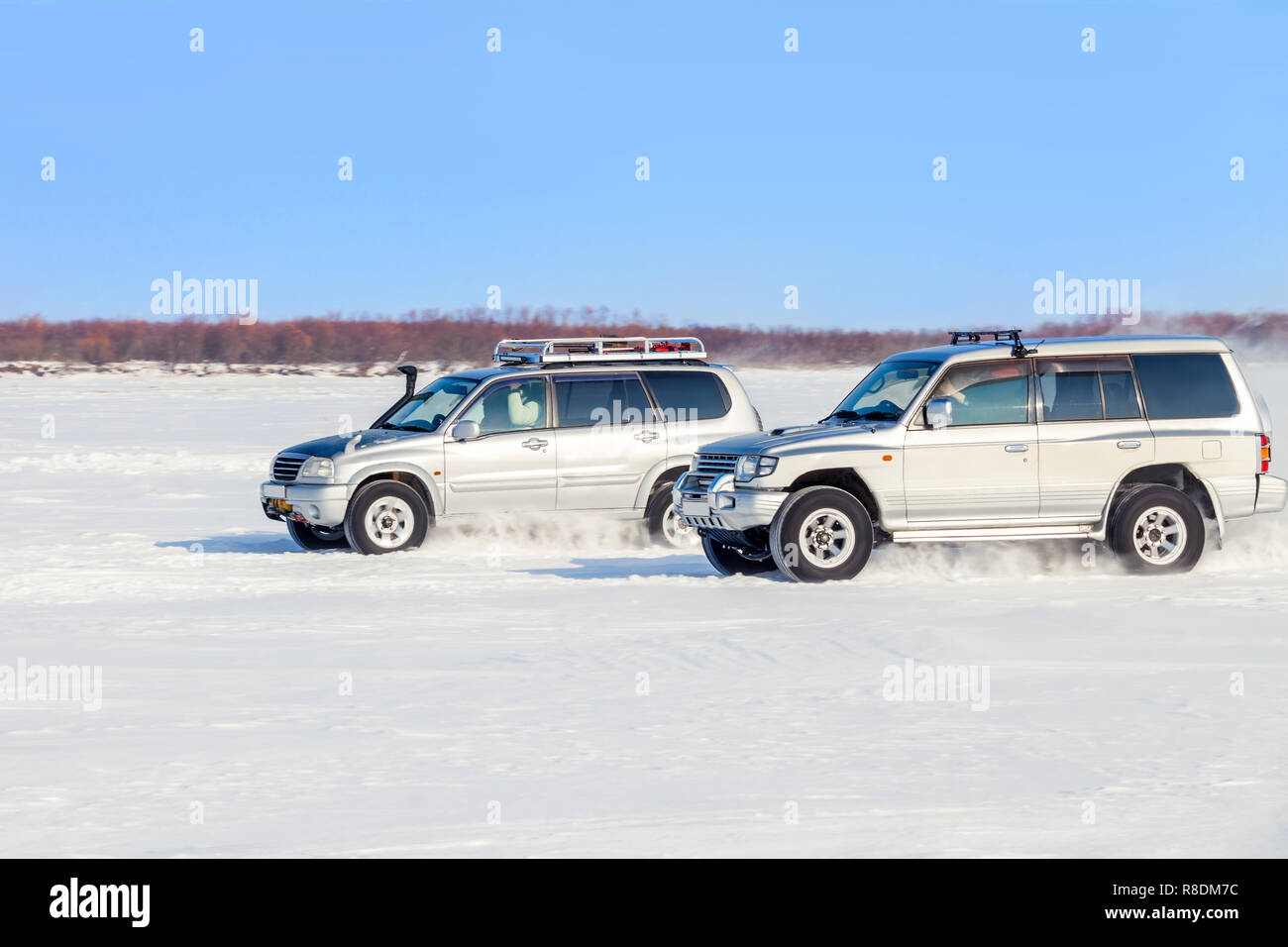 Zwei Geländewagen off road racing im Winter Stockfoto