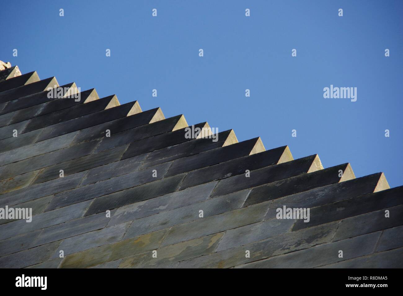 Crow-Stepped Giebelseite der Elphinstone Halle gegen einen blauen Himmel. Universität von Aberdeen, Schottland, Großbritannien. Stockfoto