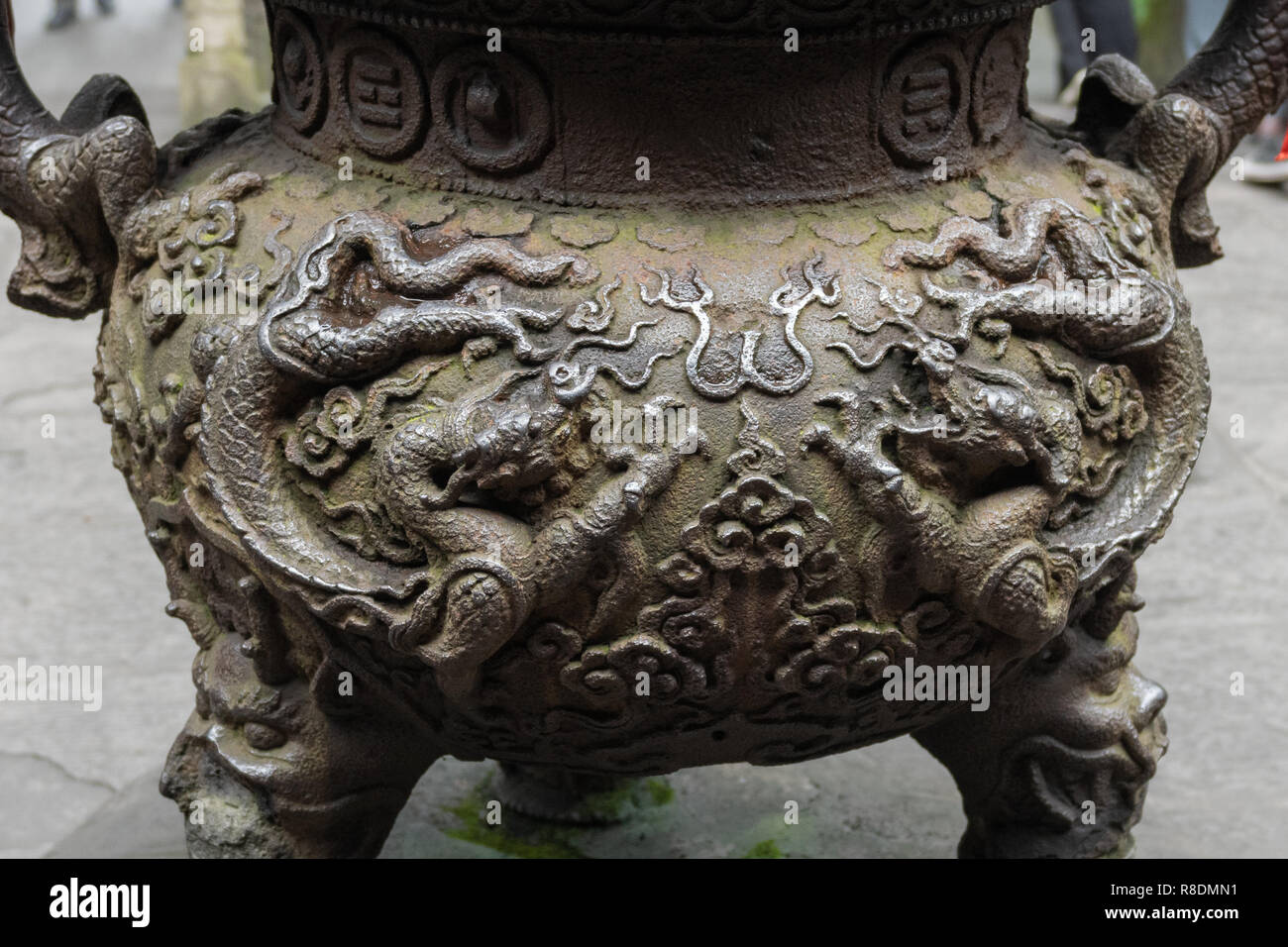 Nahaufnahme der Gravur auf Bronze räuchergefäß, Wuhou Tempel, Chengdu, China Stockfoto