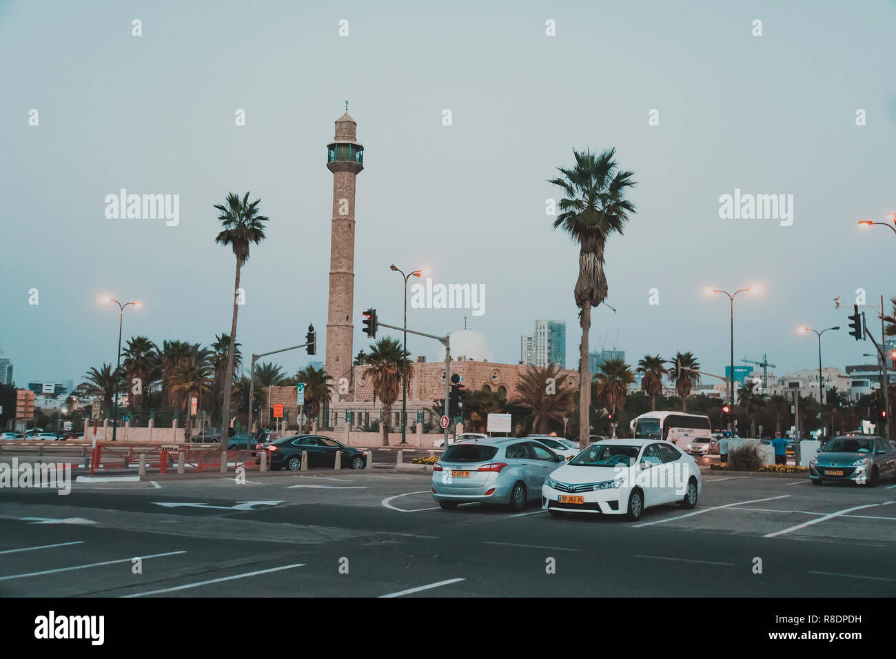 Tel Aviv. Israel. Oktober 21, 2018: Frühling Promenade von Tel Aviv. Arabische Moschee und Minarett vor blauem Himmel am Abend Stockfoto