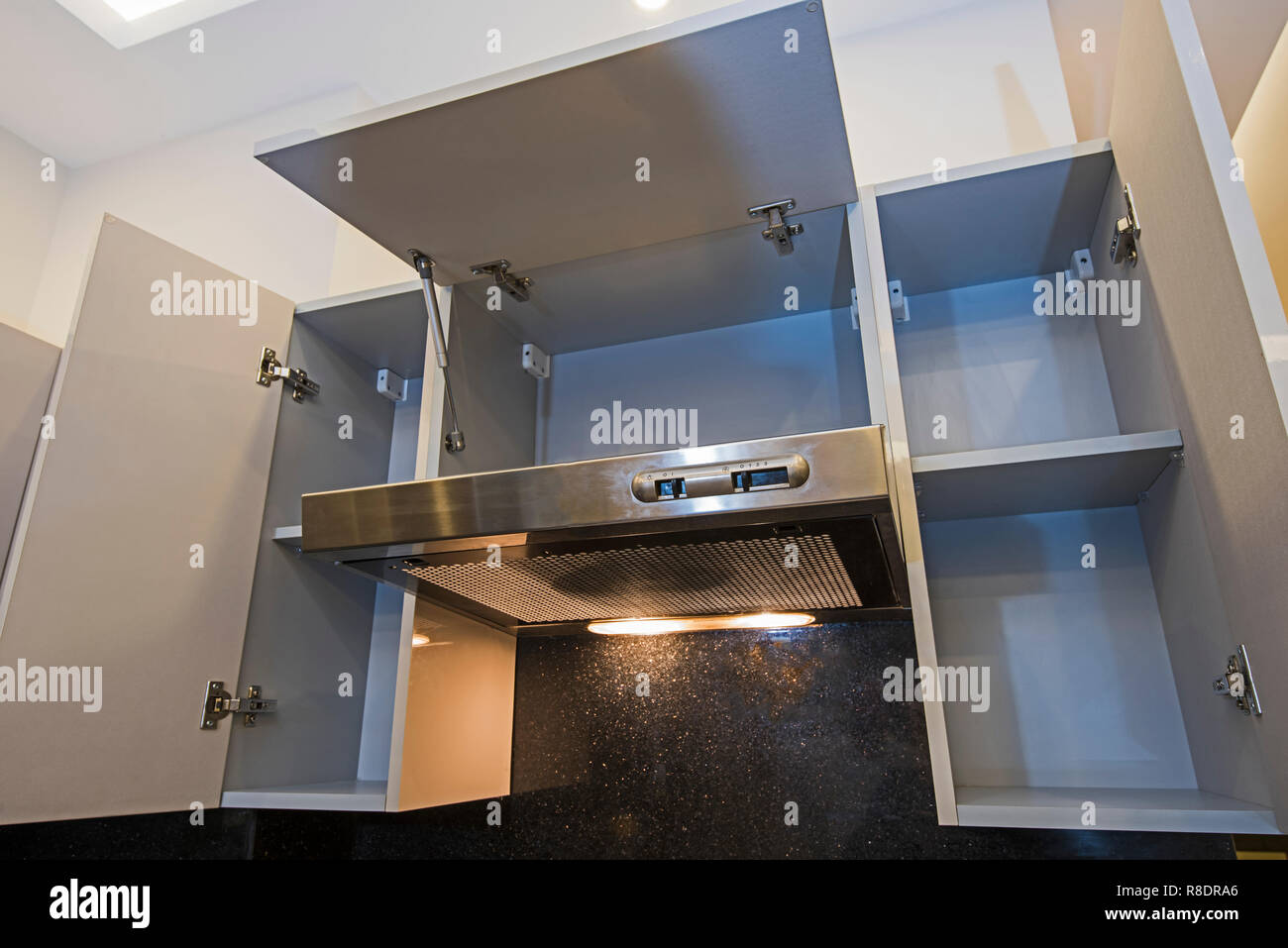 Interior Design Einrichtung Der Modernen Kuche Mit Dunstabzugshaube Appliance Mit Schranke In Luxus Apartment Showroom Stockfotografie Alamy