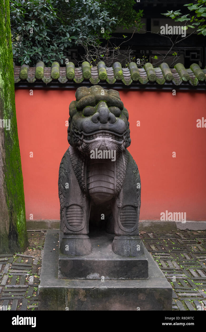 Wuhou Tempel Statuen im Innenhof - Rote Wand Hintergrund Stockfoto