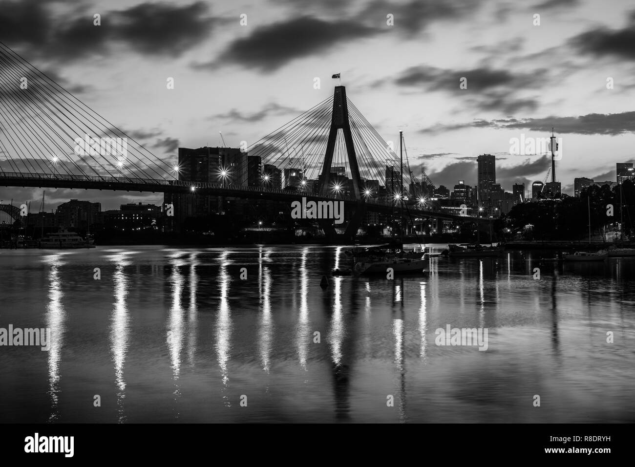 Sydneys Anzac Bridge in der Morgendämmerung Stockfoto