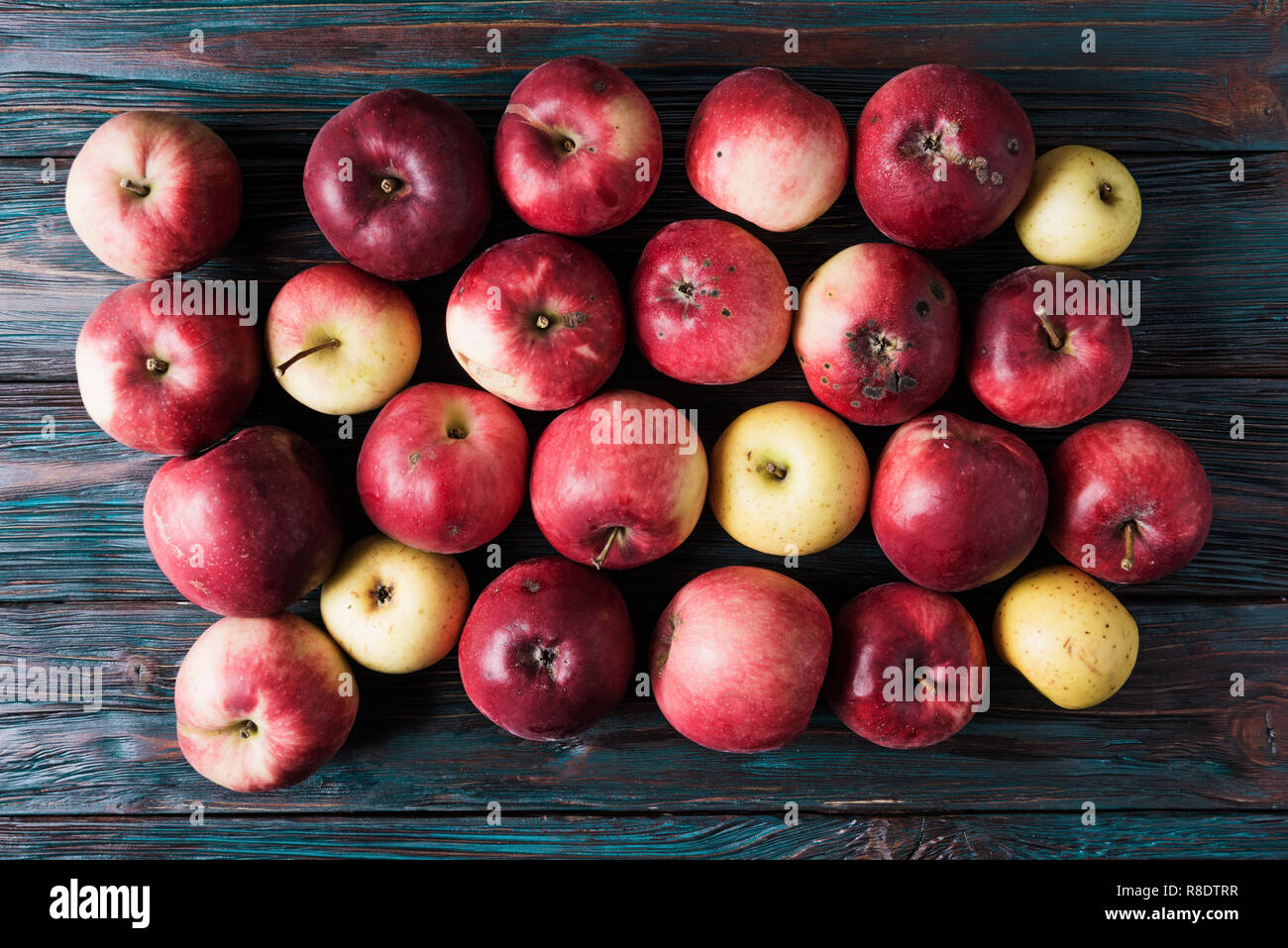 Rustikale natürliche Äpfel über alte Holz- Hintergrund Stockfoto