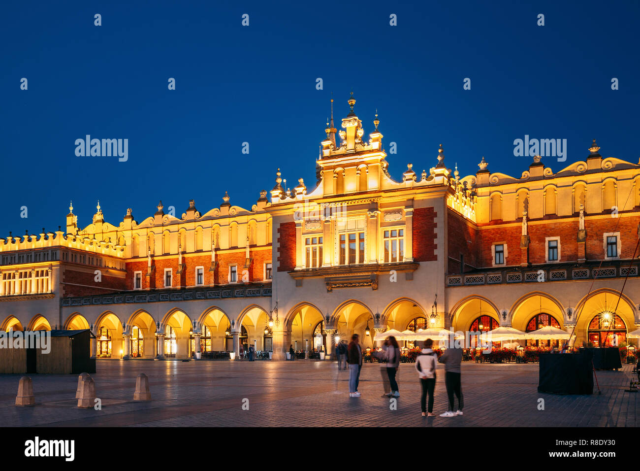 Krakau, Polen. Abend Nacht Tuchhallen Gebäude Der Marktplatz. Berühmte historische Wahrzeichen und UNESCO-Welterbe Stockfoto