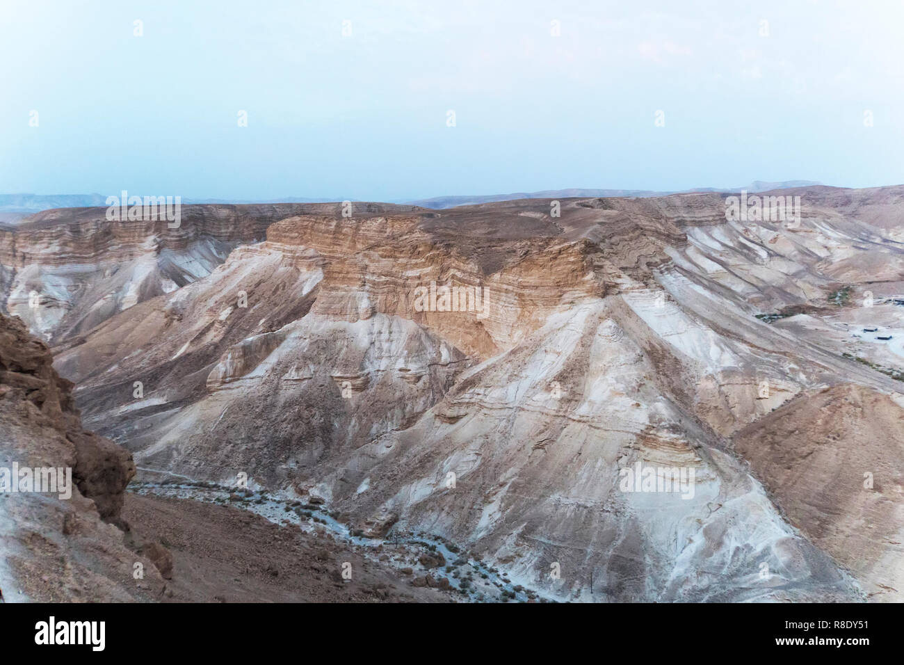 Canyon in der Judäischen Wüste, midbar Yehuda, auf das Tote Meer und Israel. Hintergrund der leblosen Land in der Wüste am Westufer des Jordan Stockfoto